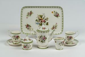 Servizio t&ecirc;te-&agrave;-t&ecirc;te da caff&egrave; in porcellana a decoro floreale di gusto vittoriano, William Collection.