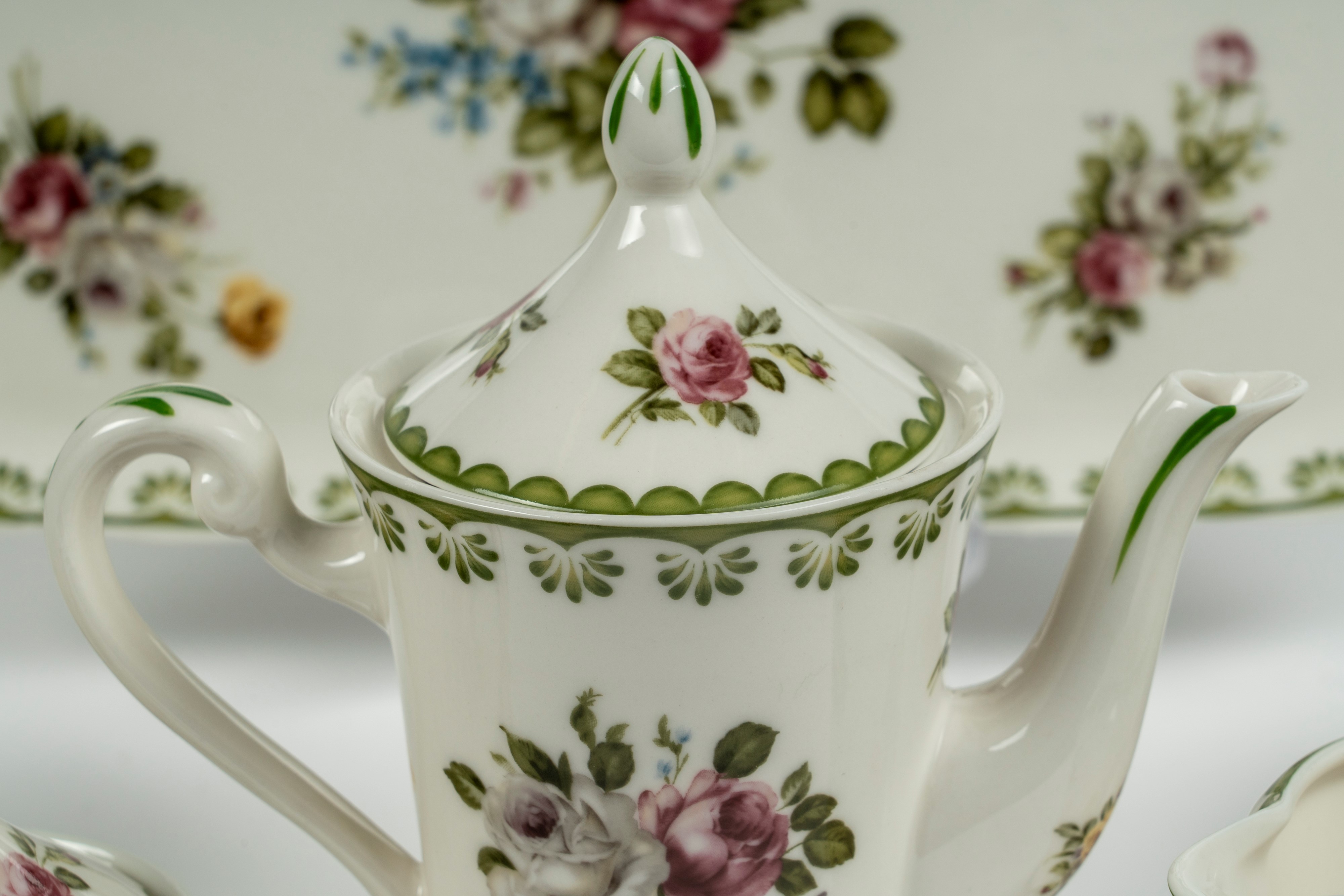 Servizio Tête-à-tête da Caffè in Porcellana a Decoro Floreale di Gusto Vittoriano, William Collec...