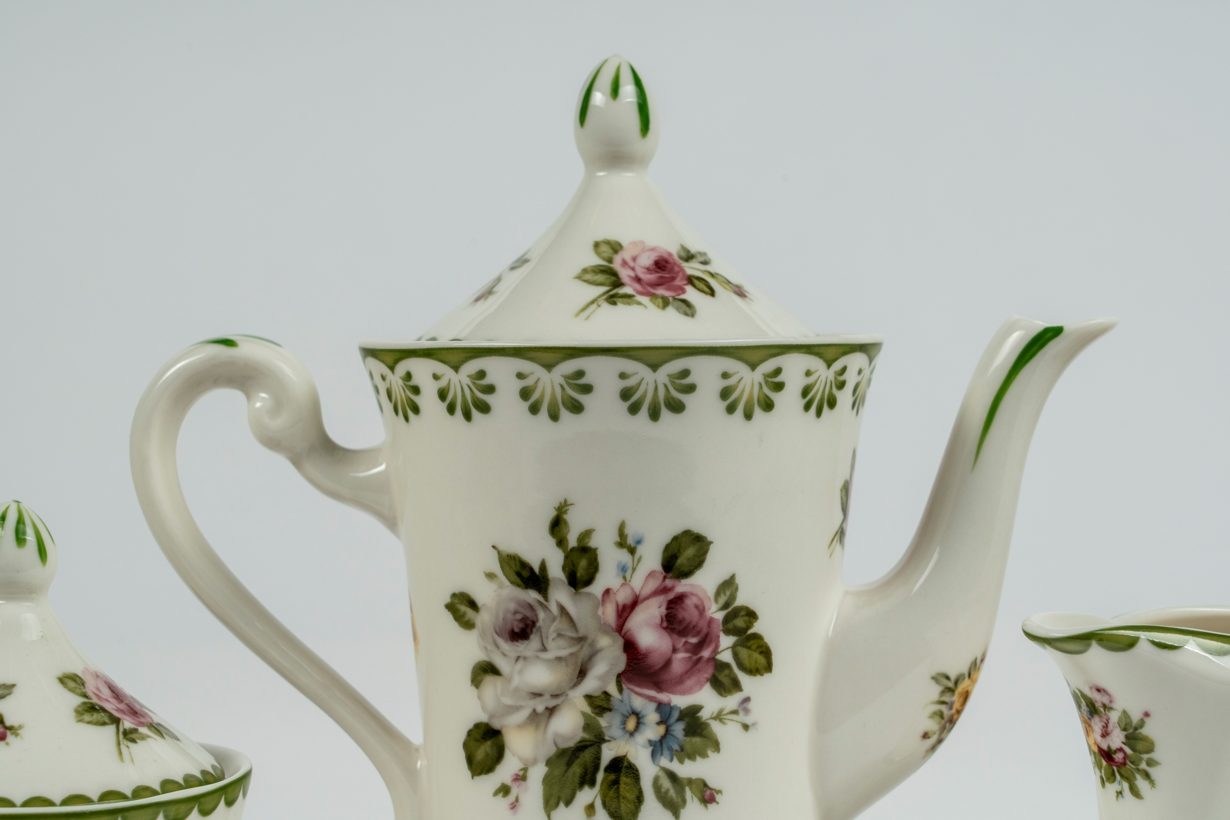 Servizio Tête-à-tête da Caffè in Porcellana a Decoro Floreale di Gusto Vittoriano, William Collec...