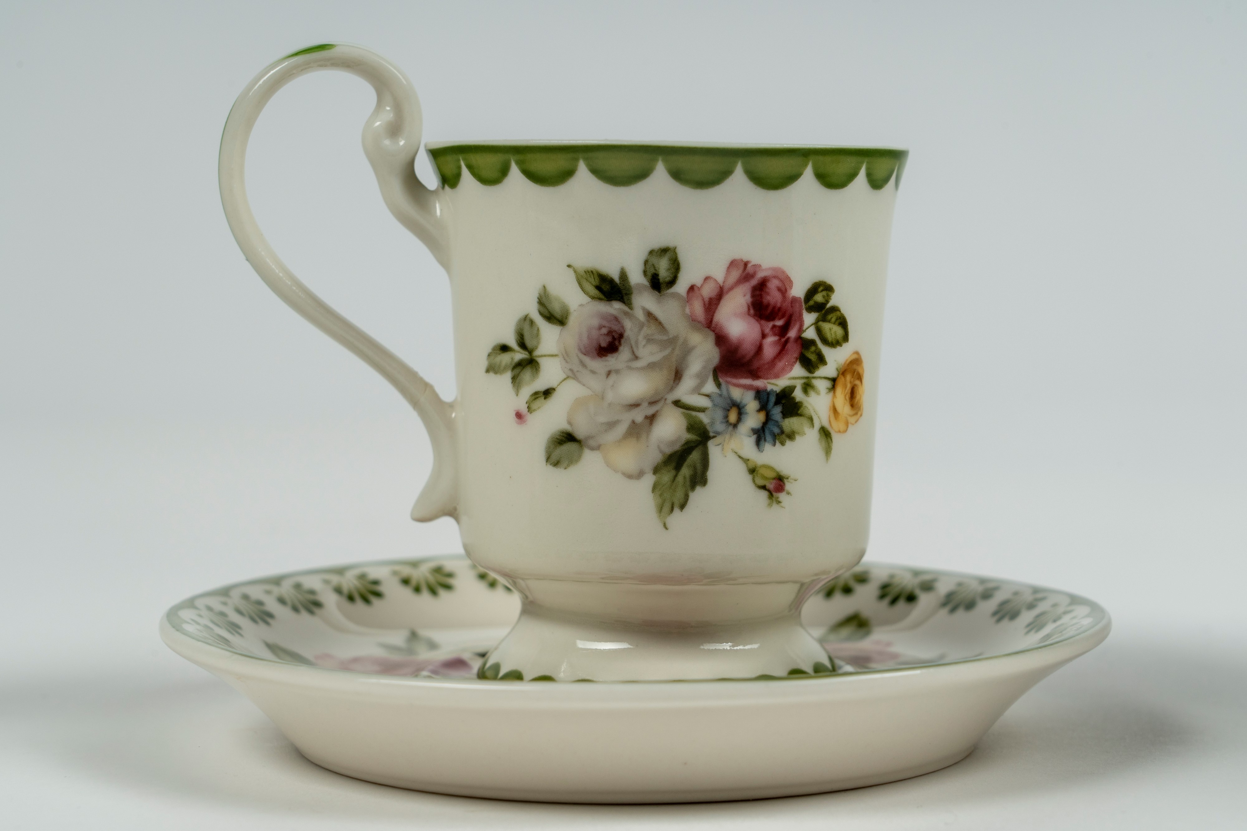 Servizio Tête-à-tête da Caffè in Porcellana a Decoro Floreale di Gusto Vittoriano, William Collec...