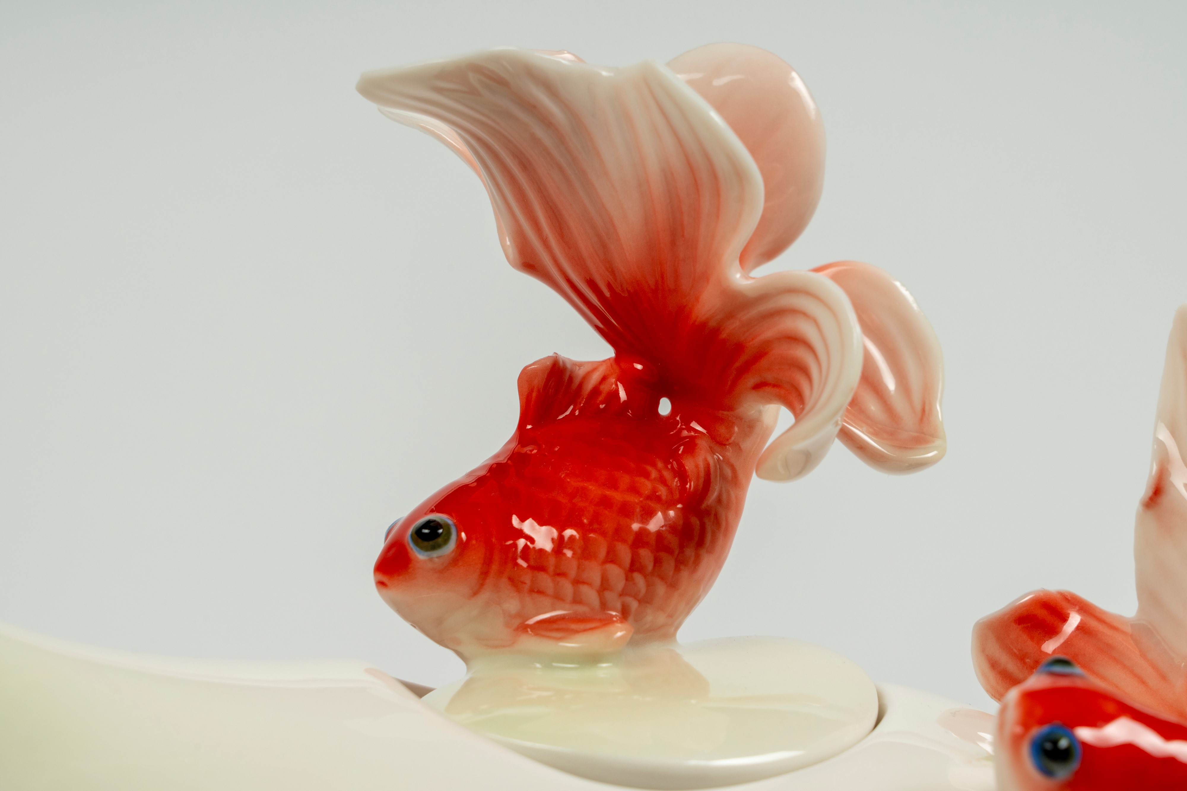 Servizio da te "Goldfish" in porcellana bianca con decoro a pesce rosso in stile orientale
