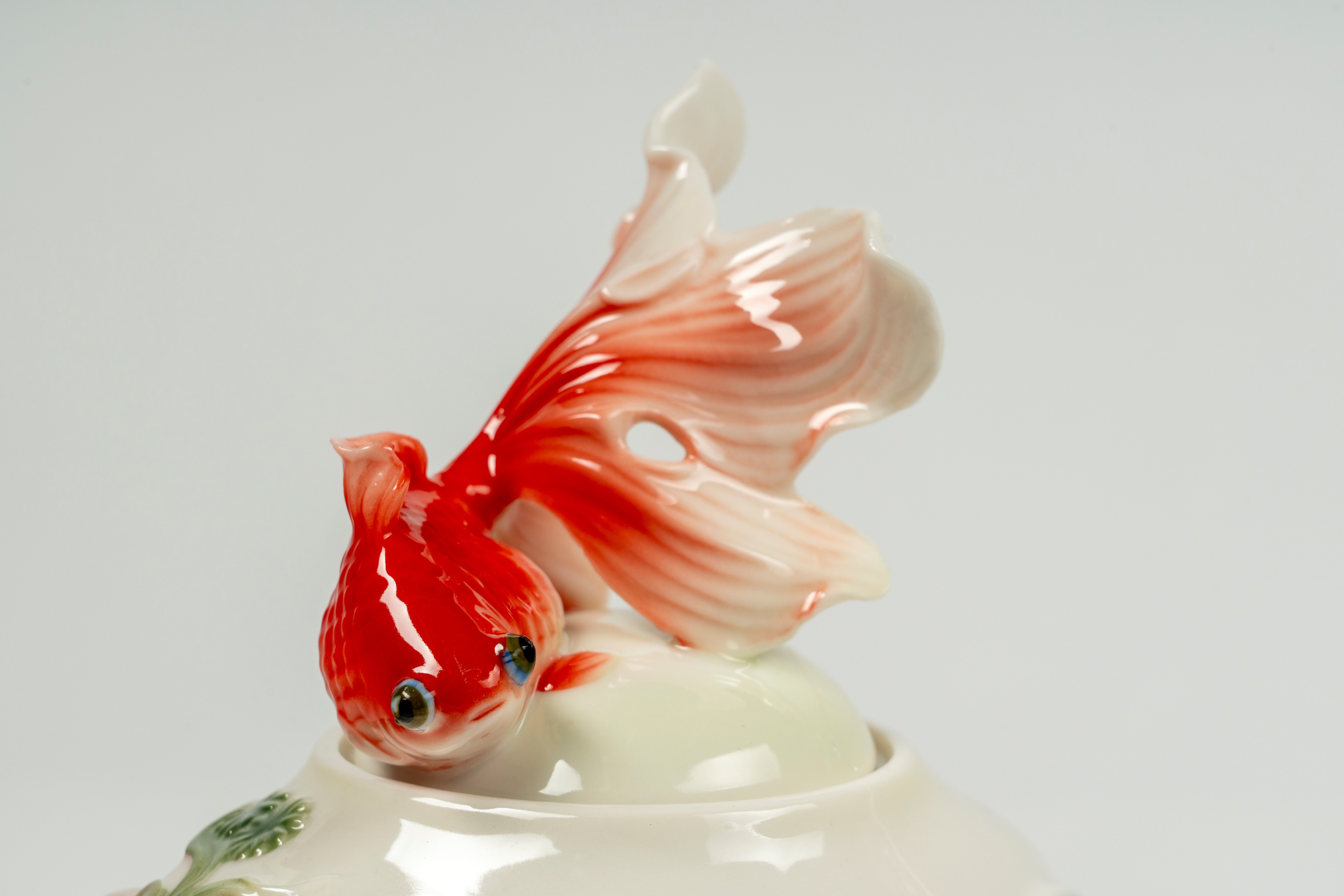 Servizio da te "Goldfish" in porcellana bianca con decoro a pesce rosso in stile orientale