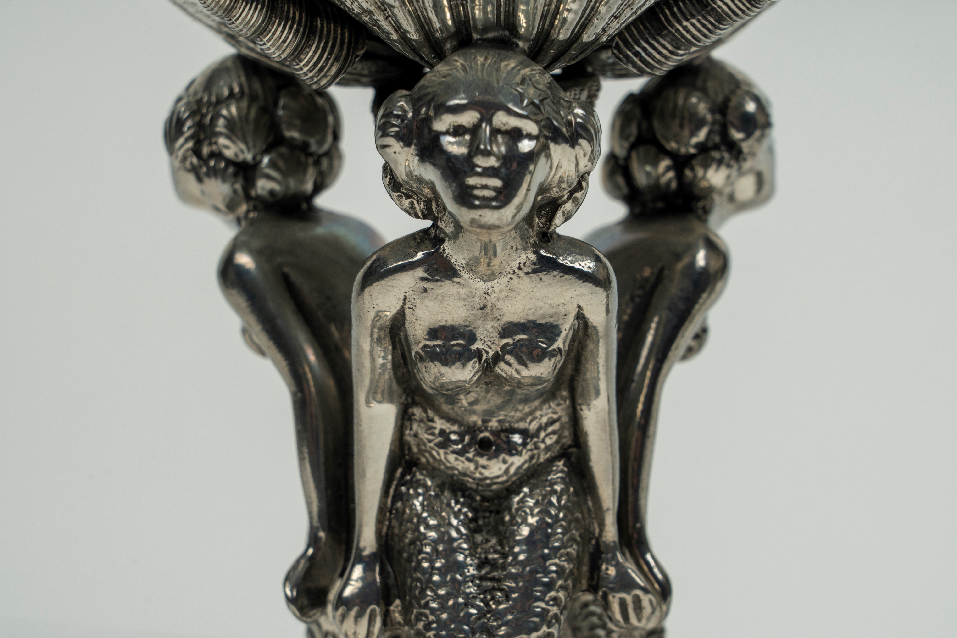 Figura Piero per Atena, Coppia di porta caviale in peltro argentato con cucchiaio e supporto a tr...