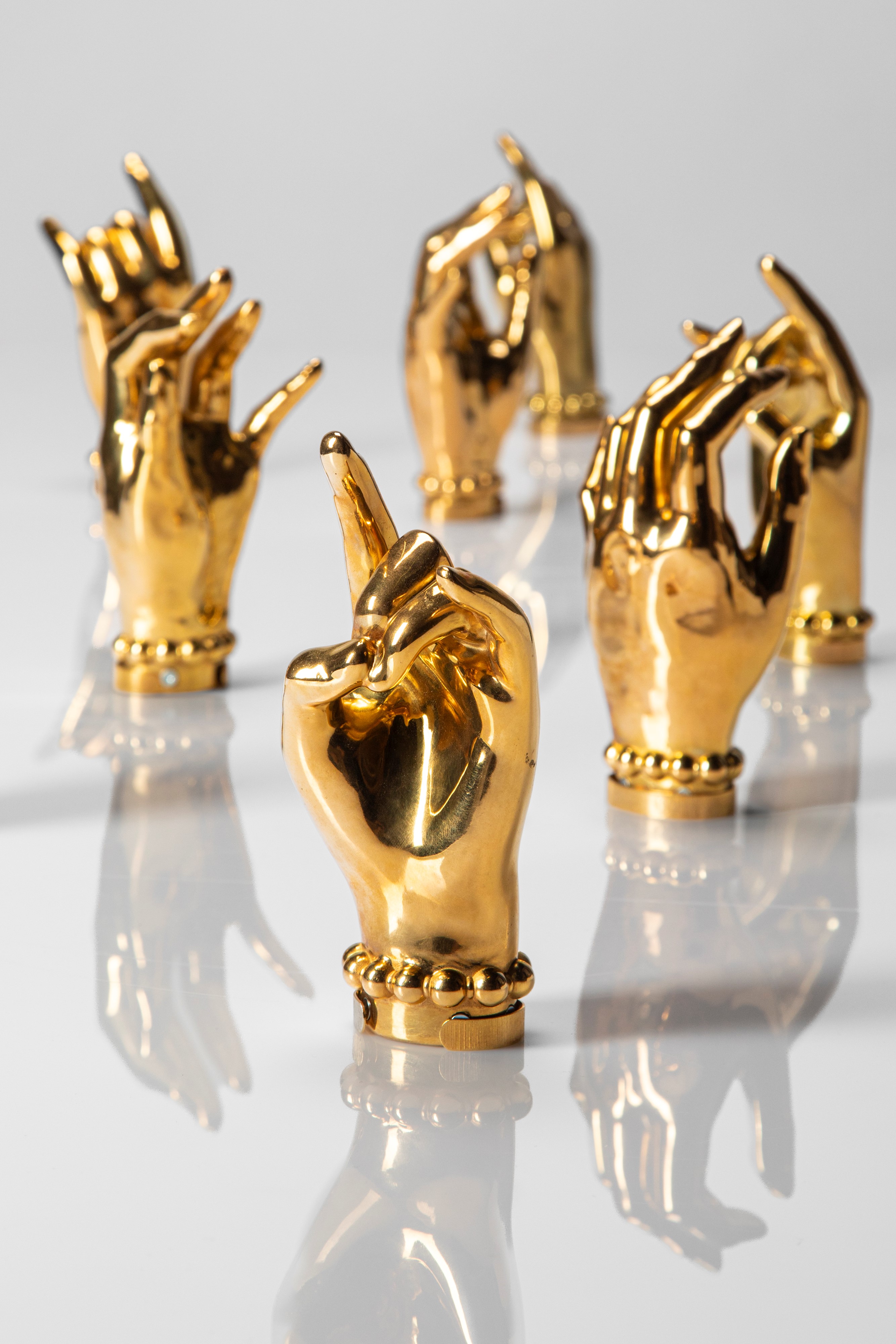Scultura Italiana - Set di otto maniglie antropomorfe su commissione (2015), ottone