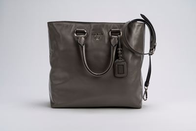 Borsa tote in pelle grigia con doppio manico, dettagli in metallo e tracolla staccabile