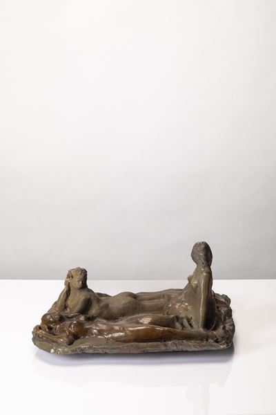 Scultura raffigurante nudi femminili in ceramica invetriata