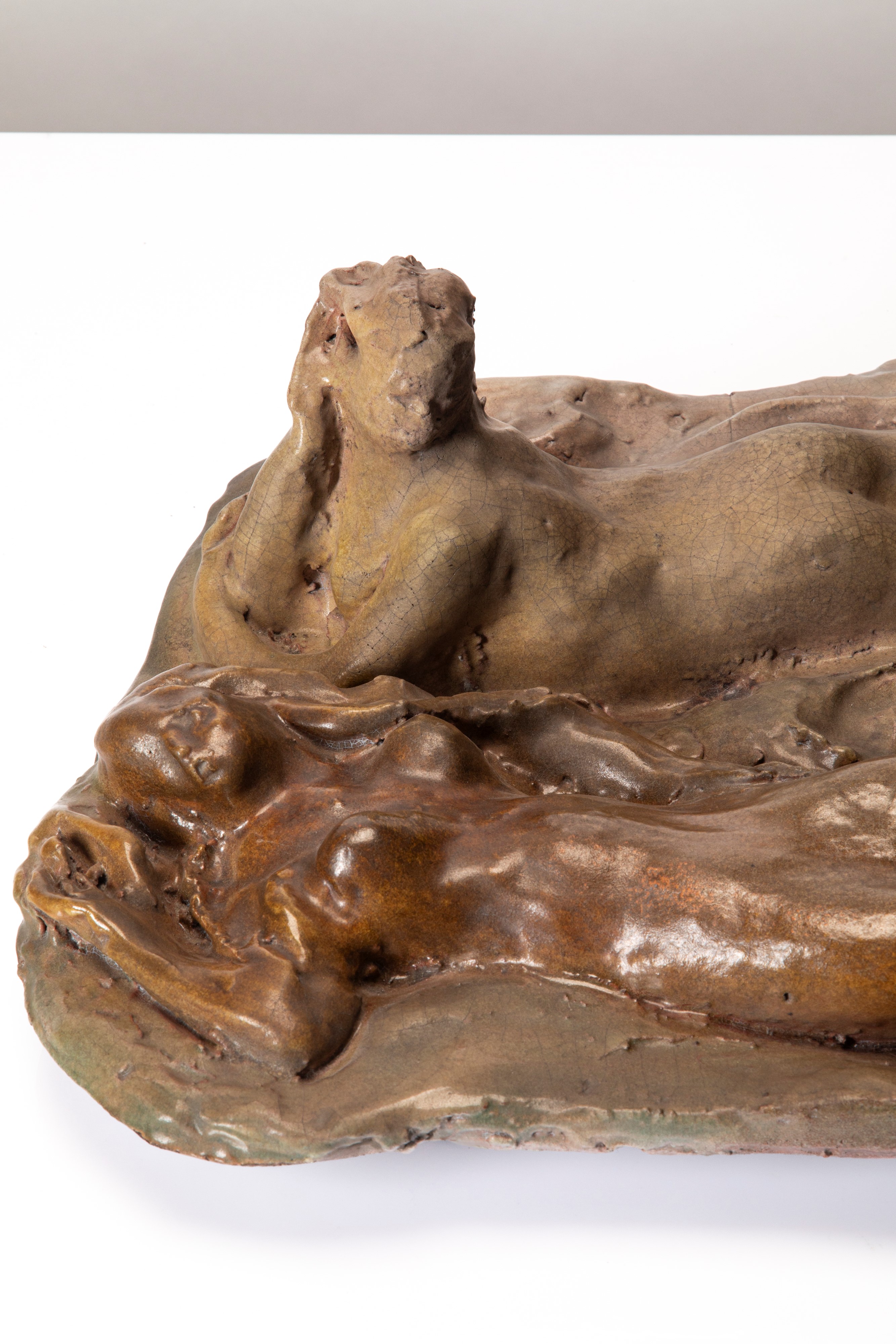 Scultura raffigurante nudi femminili in ceramica invetriata