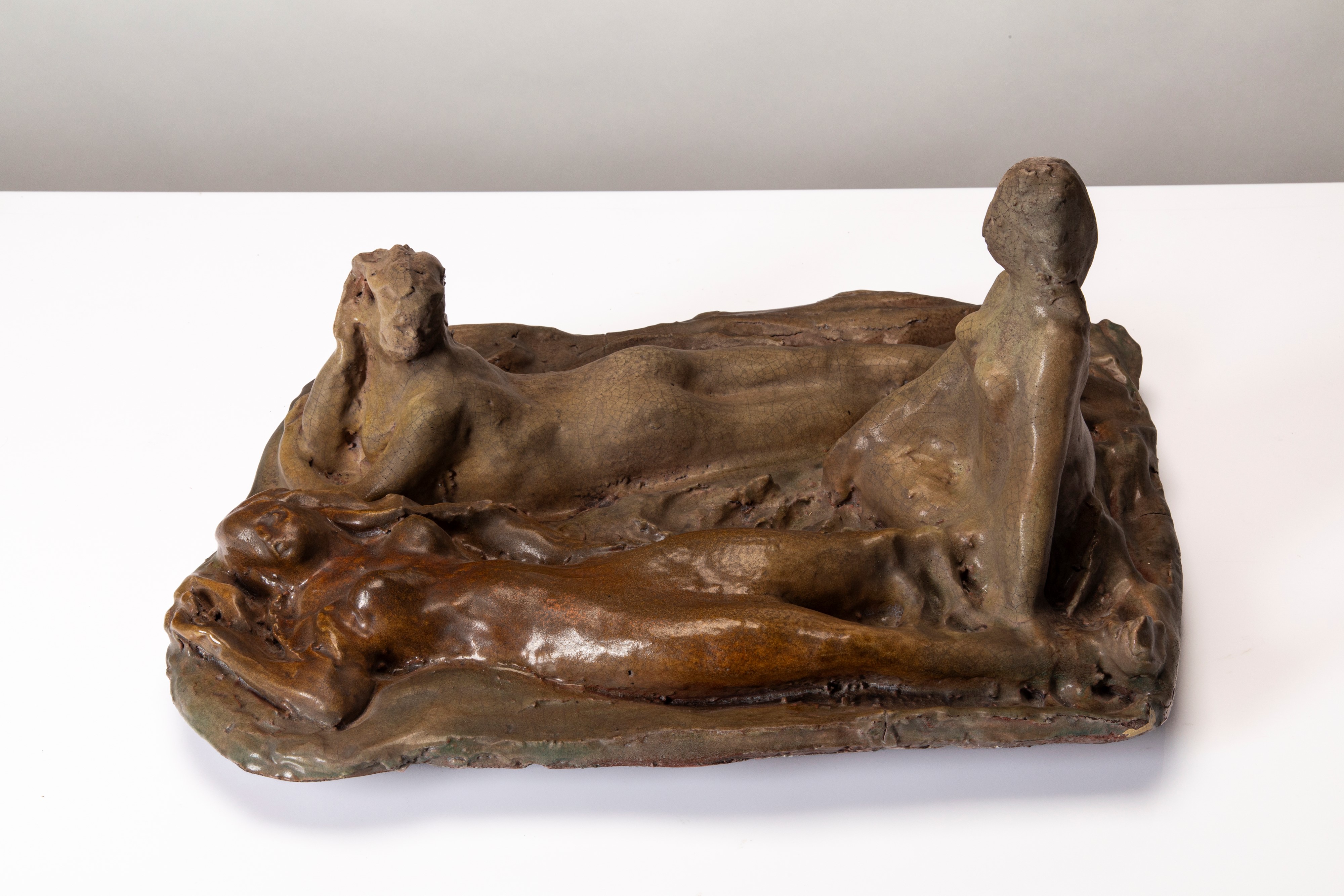 Scultura raffigurante nudi femminili in ceramica invetriata