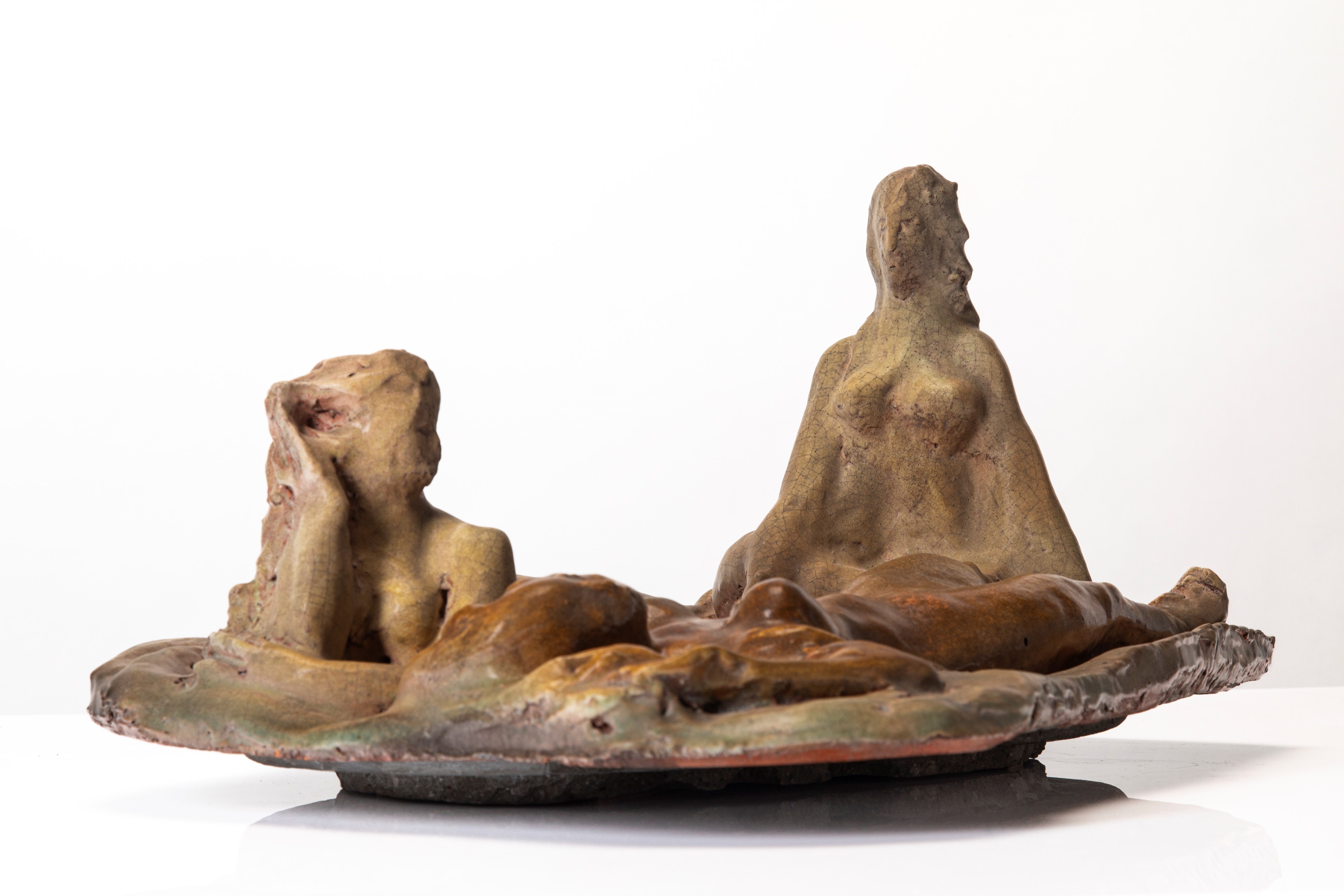 Scultura raffigurante nudi femminili in ceramica invetriata