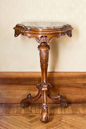 Gueridon in noce intagliato con piano in onice incassato. Venezia, met&agrave; XVIII secolo