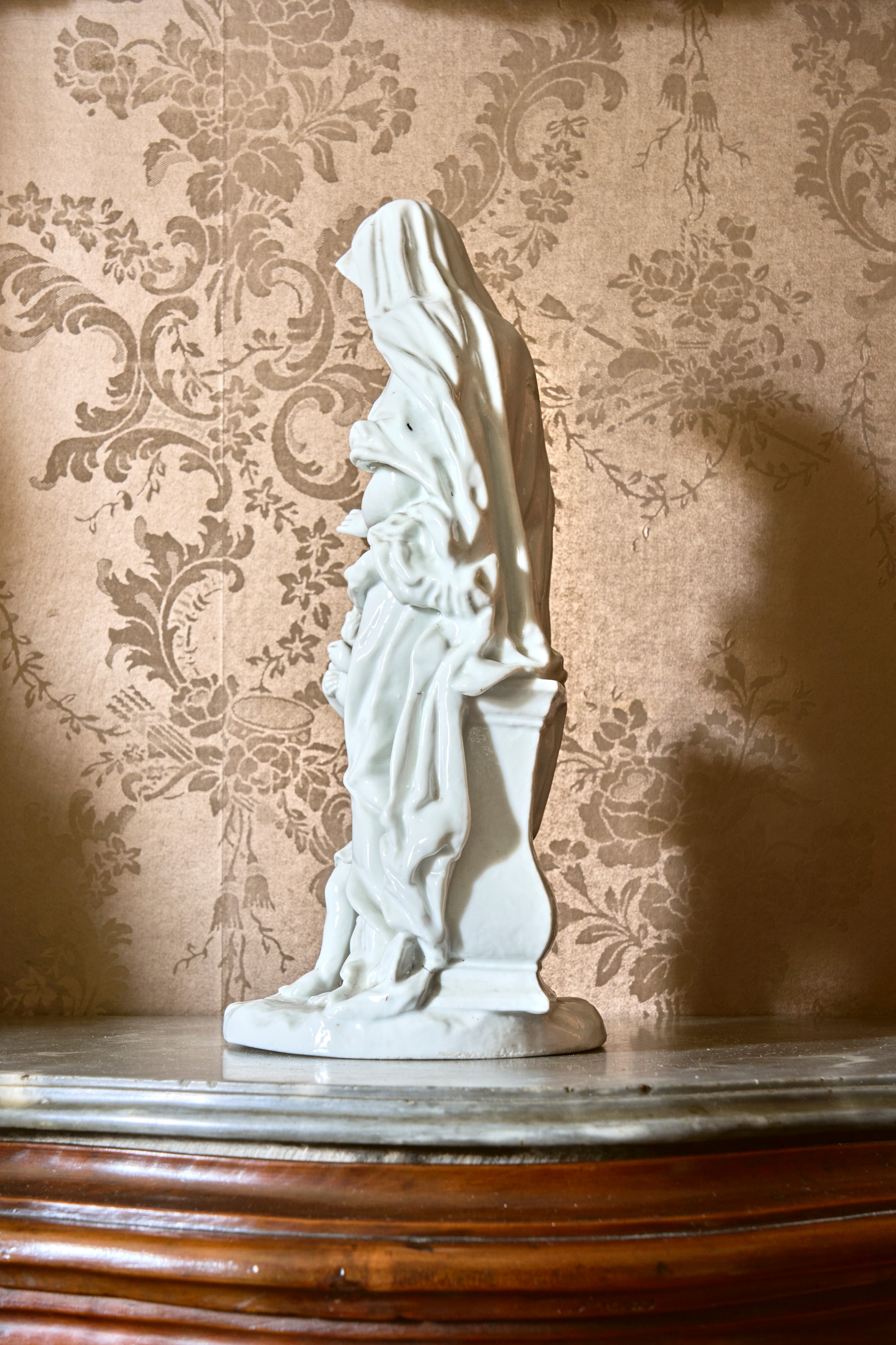 Due gruppi in porcellana raffiguranti l' allegoria dell’Inverno e dell’Estate. Meissen, fine seco...