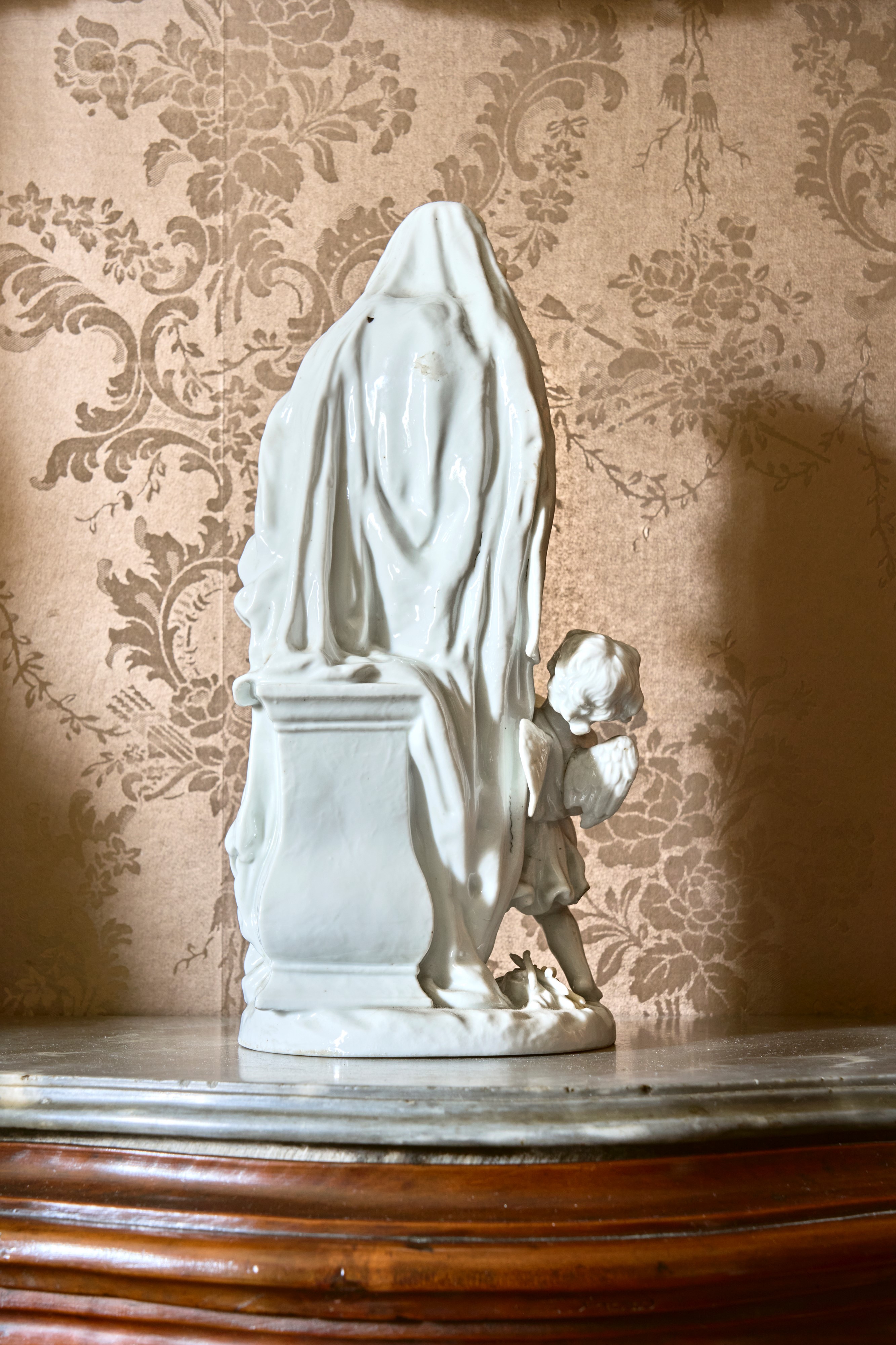 Due gruppi in porcellana raffiguranti l' allegoria dell’Inverno e dell’Estate. Meissen, fine seco...