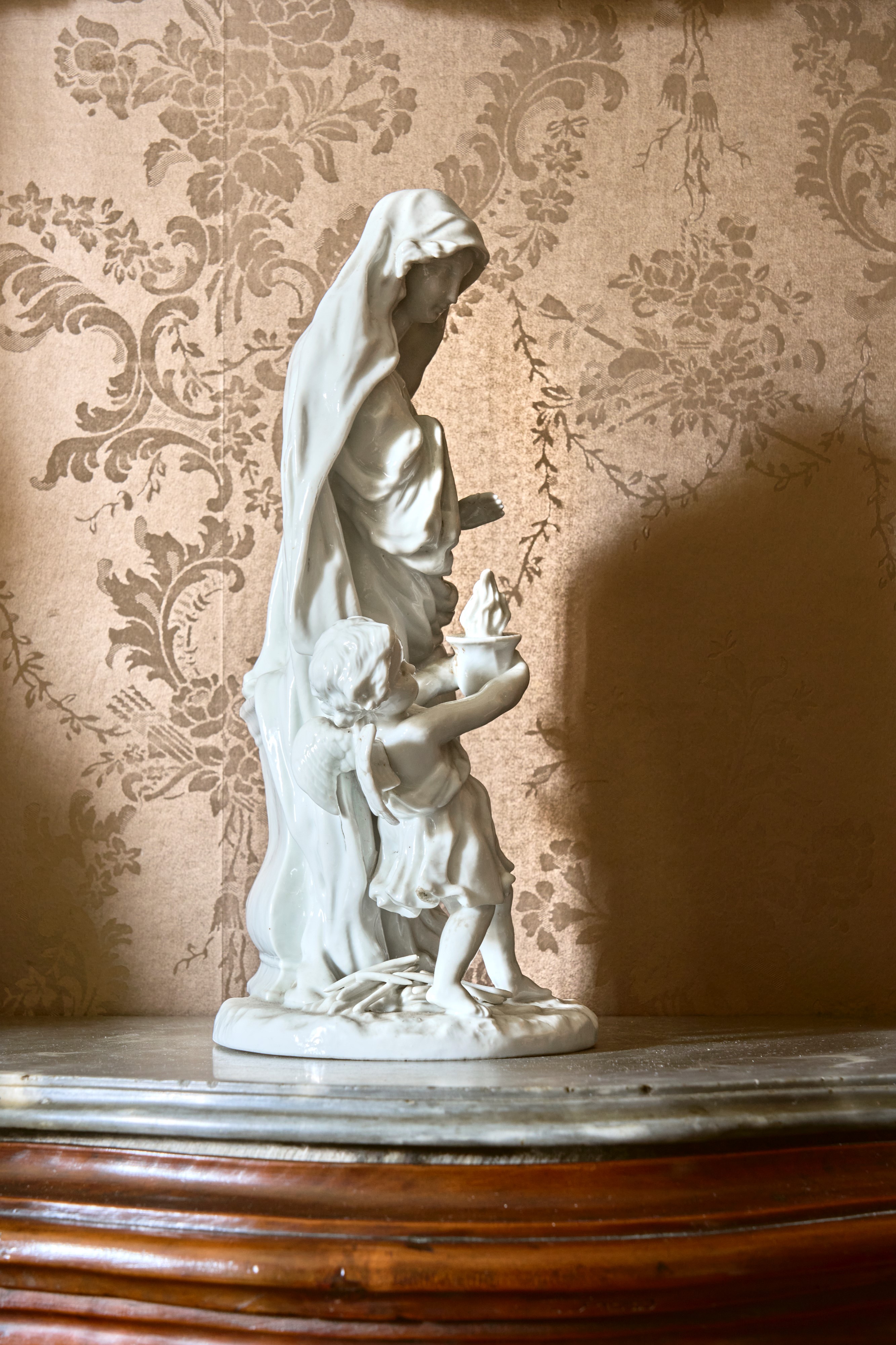 Due gruppi in porcellana raffiguranti l' allegoria dell’Inverno e dell’Estate. Meissen, fine seco...