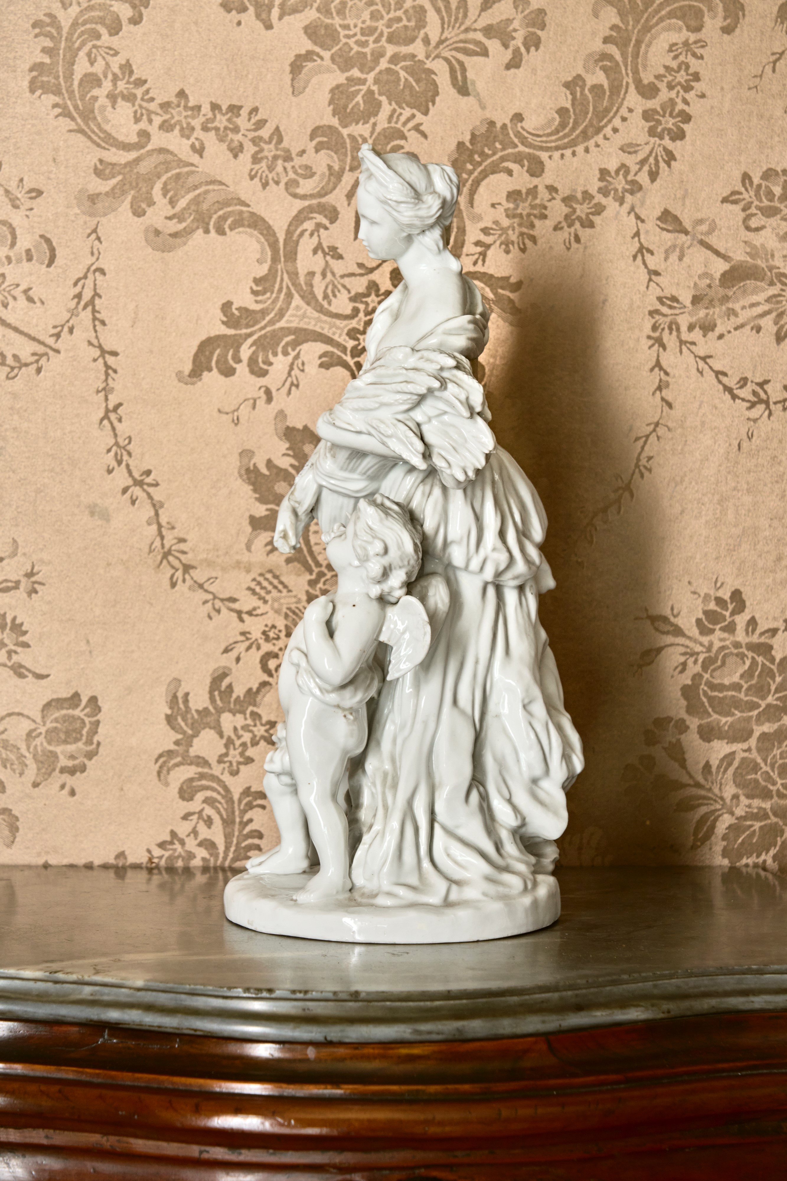 Due gruppi in porcellana raffiguranti l' allegoria dell’Inverno e dell’Estate. Meissen, fine seco...