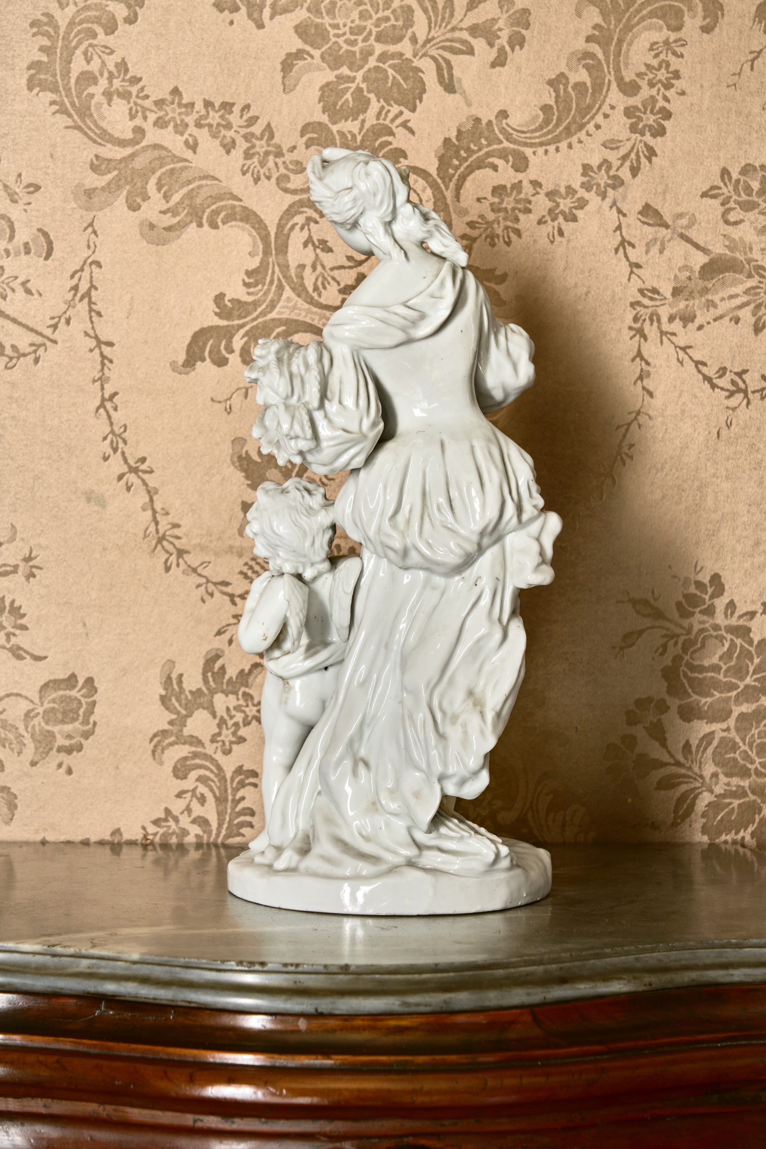 Due gruppi in porcellana raffiguranti l' allegoria dell’Inverno e dell’Estate. Meissen, fine seco...