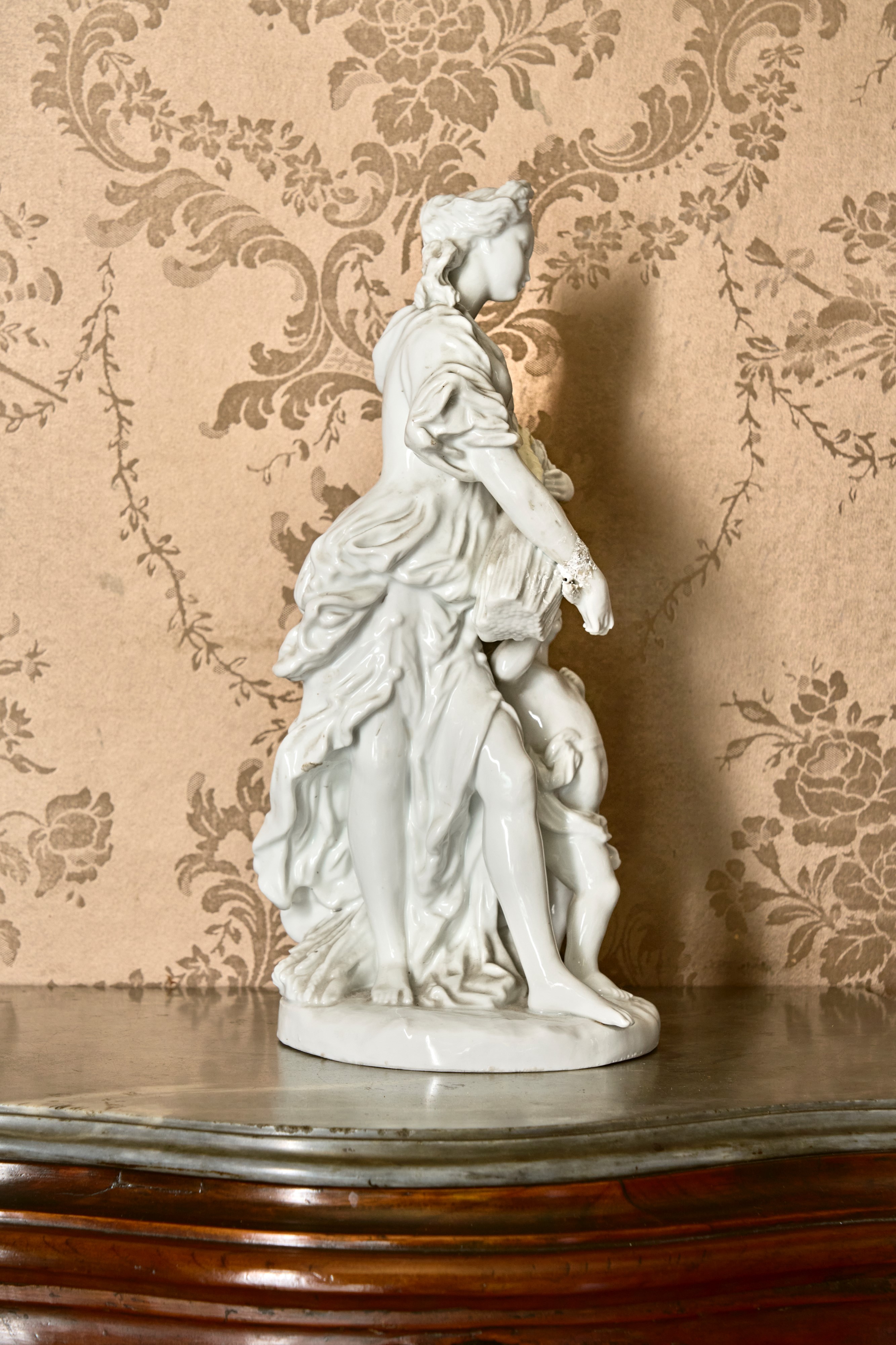 Due gruppi in porcellana raffiguranti l' allegoria dell’Inverno e dell’Estate. Meissen, fine seco...