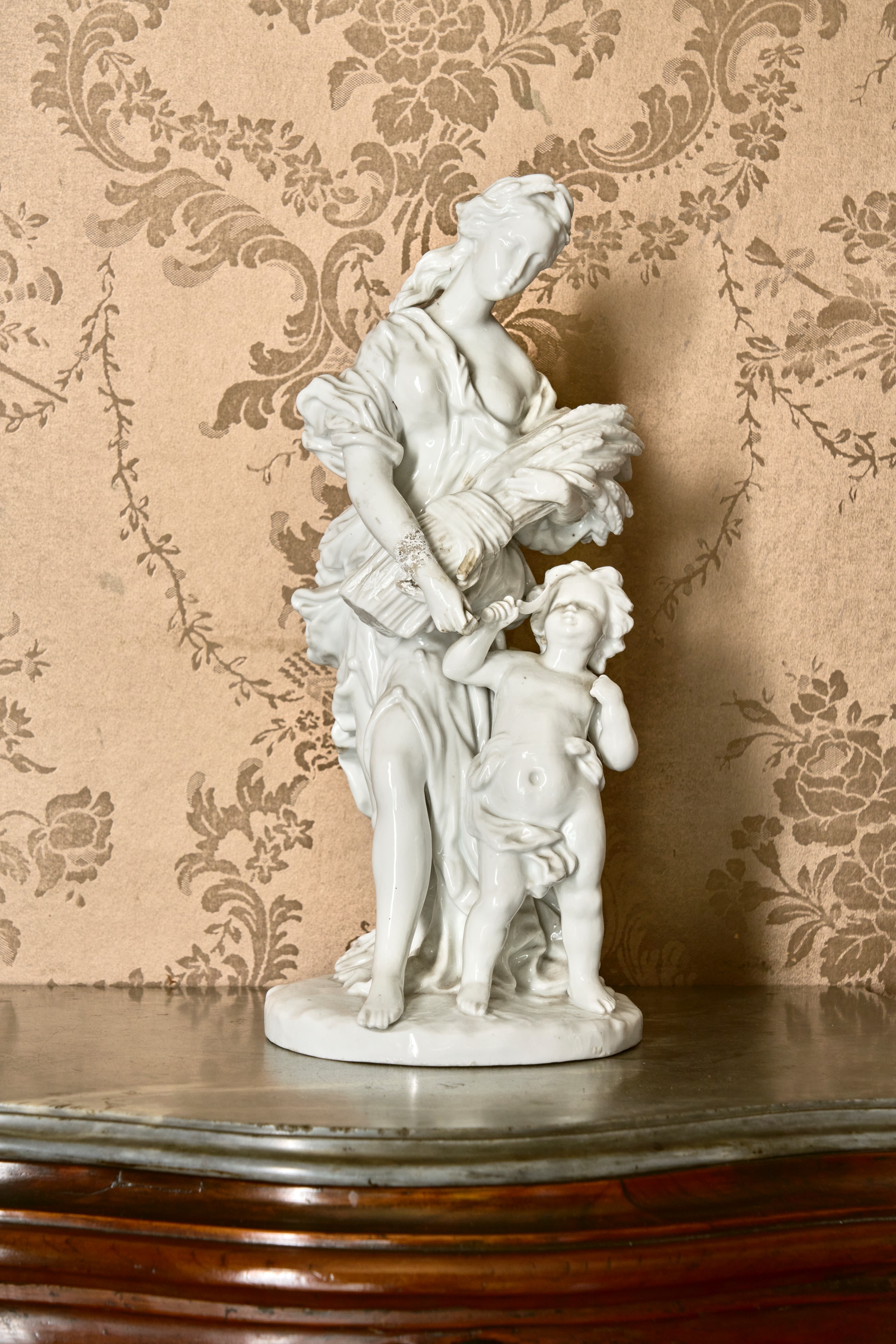 Due gruppi in porcellana raffiguranti l' allegoria dell’Inverno e dell’Estate. Meissen, fine seco...