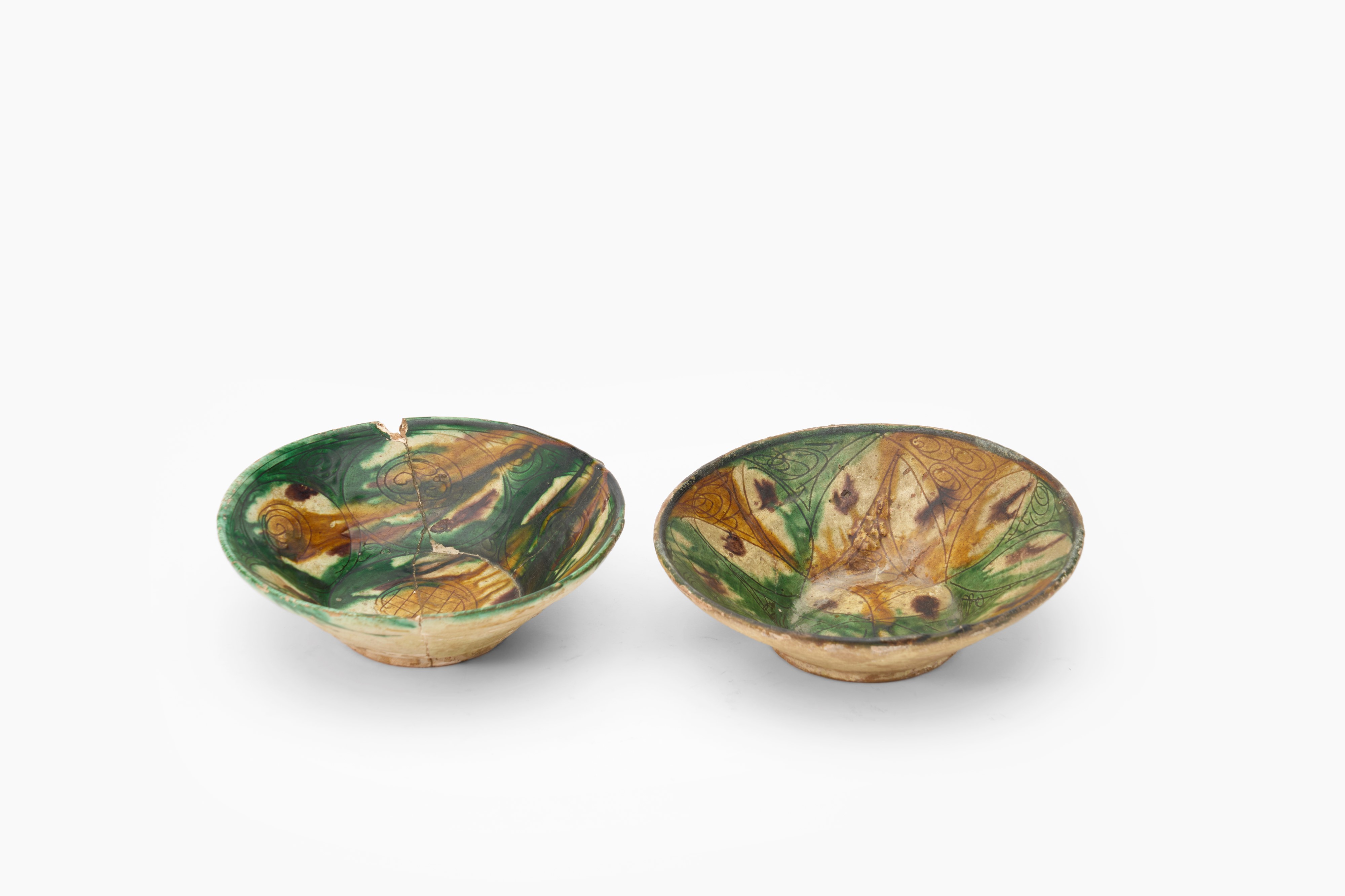 Due ciotole in terracotta ingobbiata e graffita. Area veneta, secolo XV-XVI.