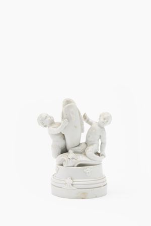 Gruppo in porcellana bianca raffigurante due putti tritoni che giocano con un delfino. Nove di Bassano, secolo XVIII.