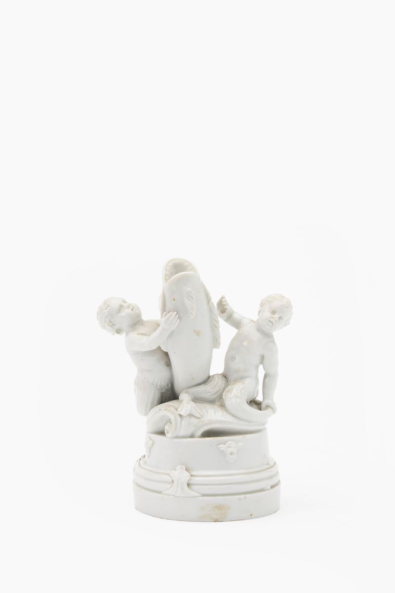Gruppo in porcellana bianca raffigurante due putti tritoni che giocano con un delfino. Nove di Ba...