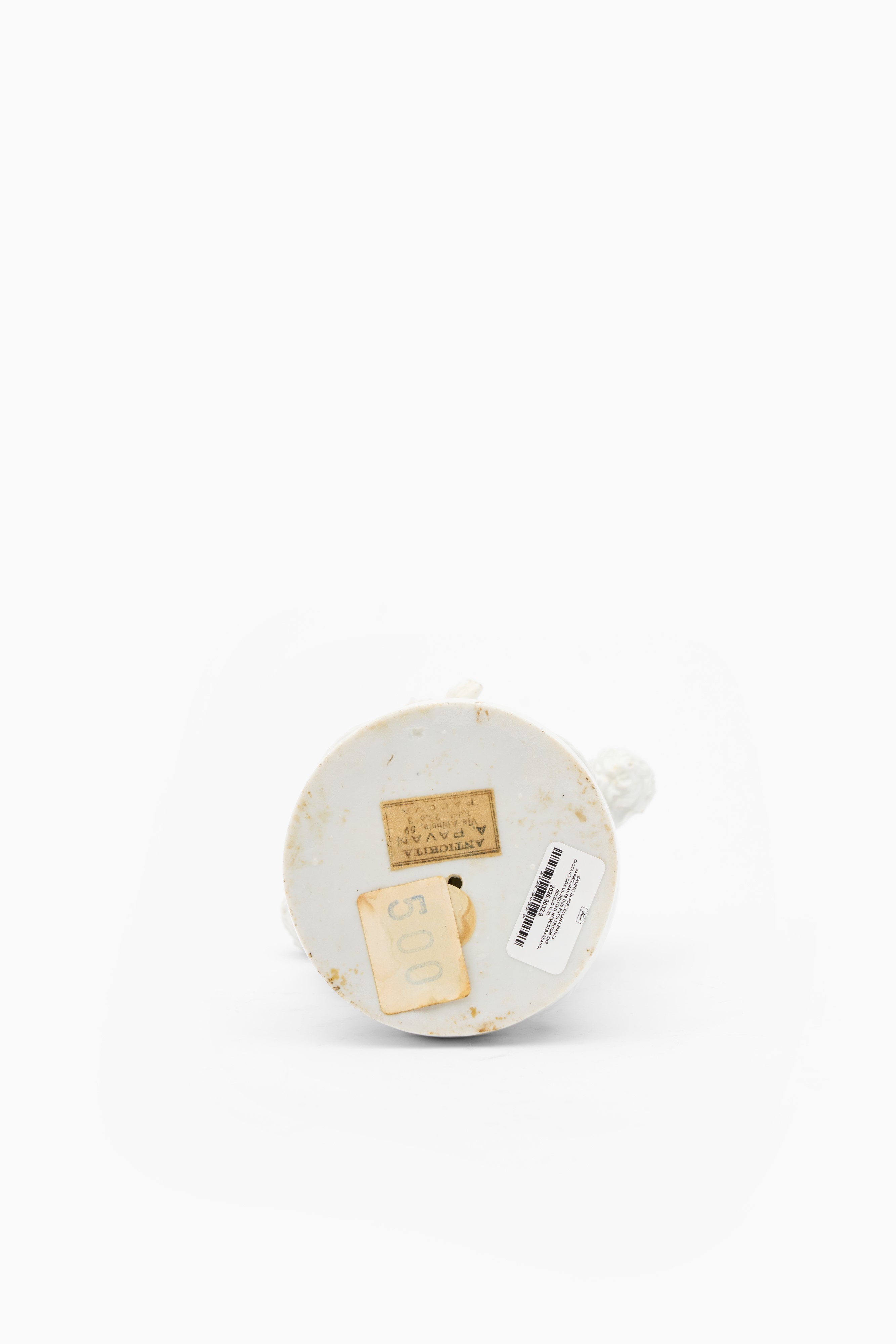 Gruppo in porcellana bianca raffigurante due putti tritoni che giocano con un delfino. Nove di Ba...