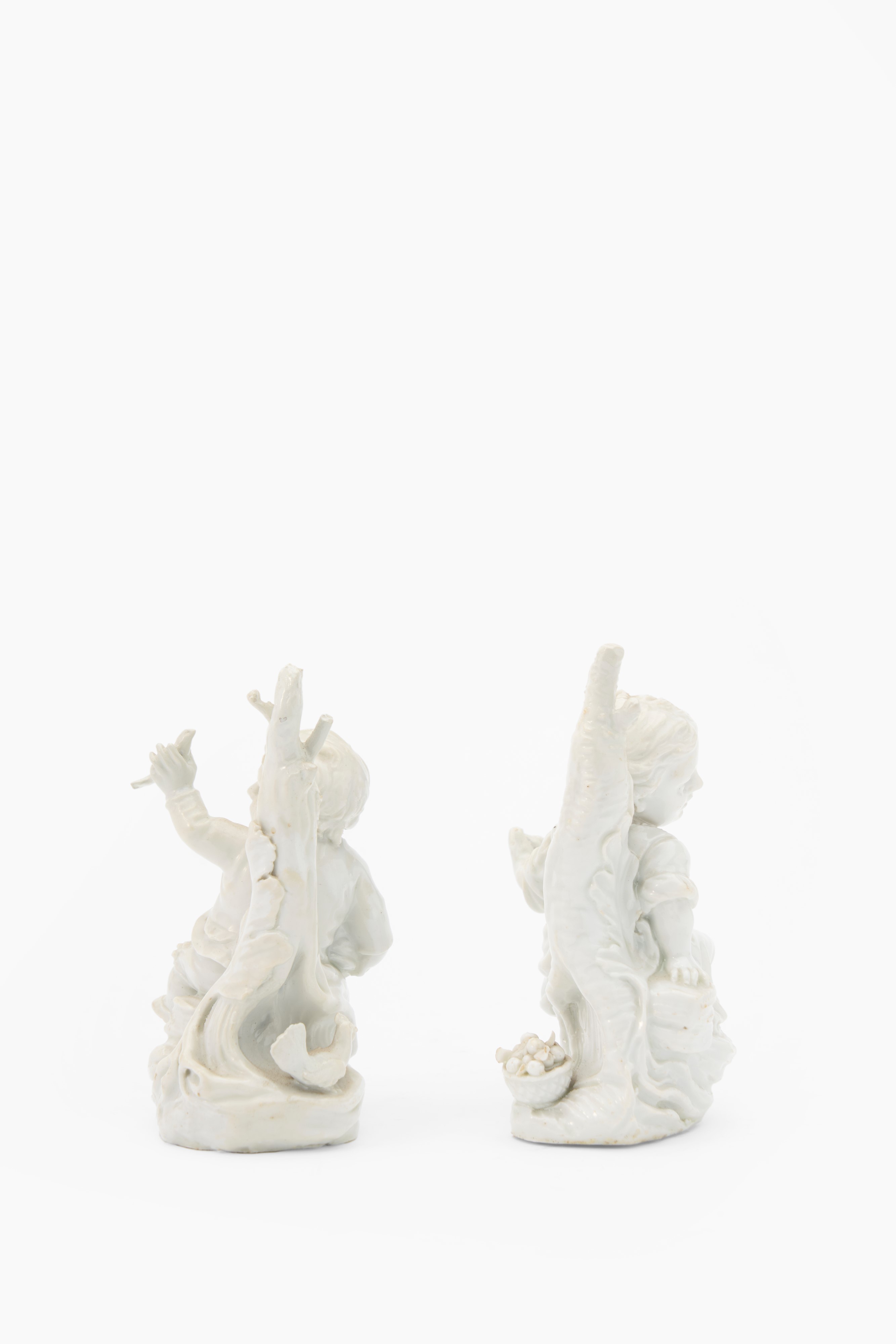 Coppia di nani contadini seduti ai piedi di un tronco d'albero con foglie. Manifattura di Cozzi, ...