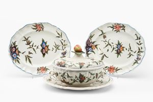 Lotto composto da una zuppiera biansata con coperchio e pr&eacute;sentoir e due vassoi ovali in maiolica policroma. Manifattura Antonibon, Nove di Bassano, secolo XVIII