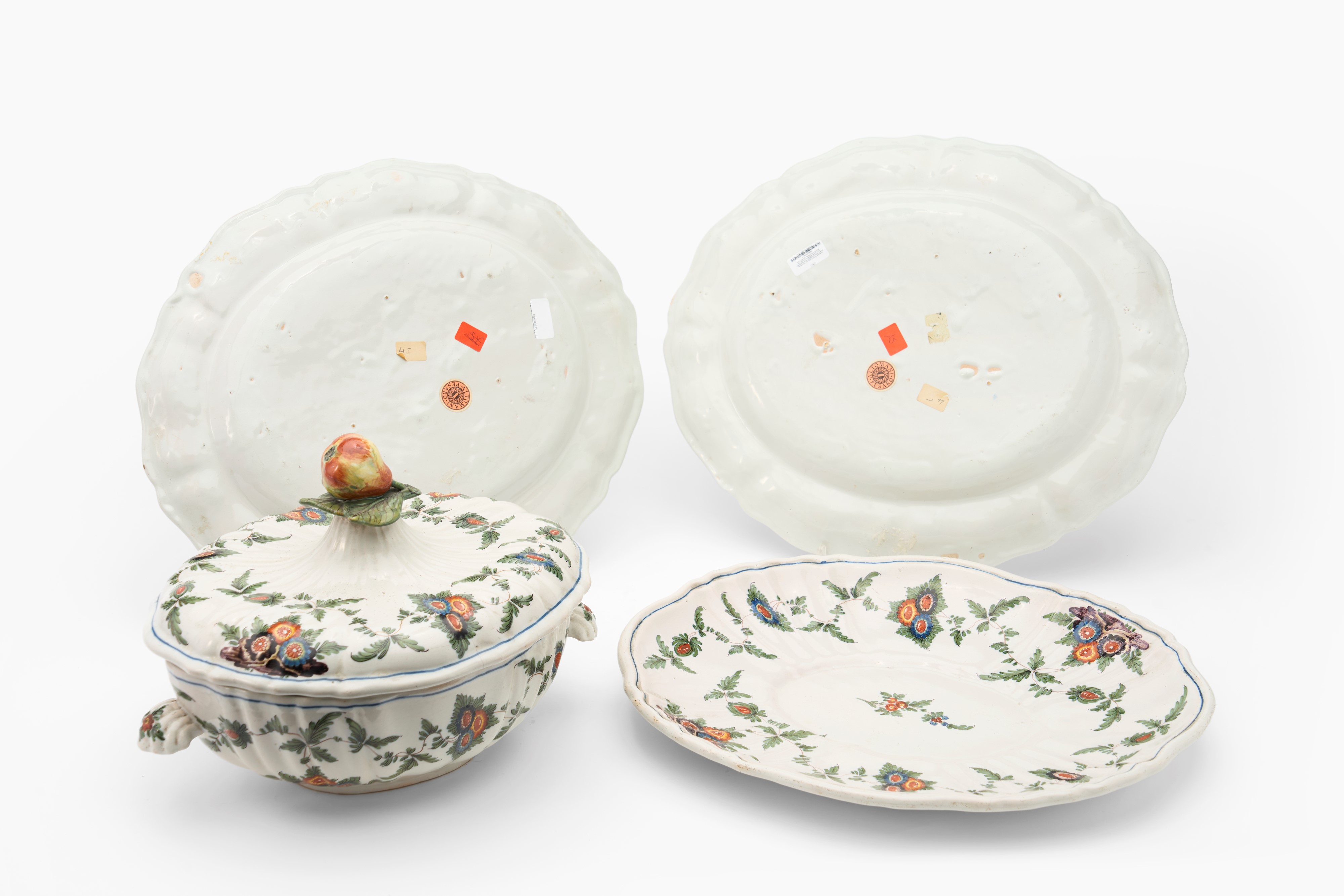 Lotto composto da una zuppiera biansata con coperchio e présentoir e due vassoi ovali in maiolica...