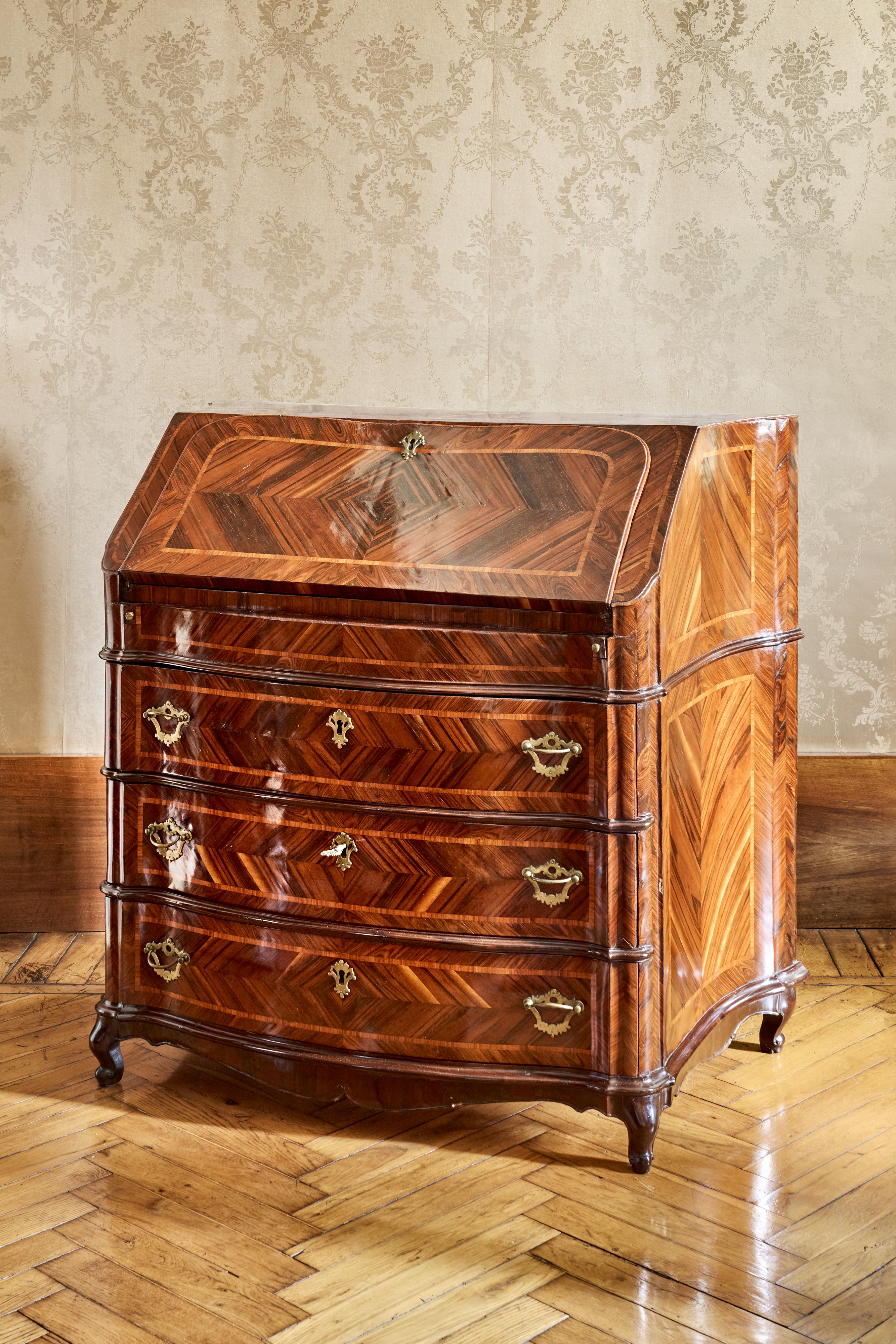 Bureau lastronato e filettato. Venezia, secolo XVIII