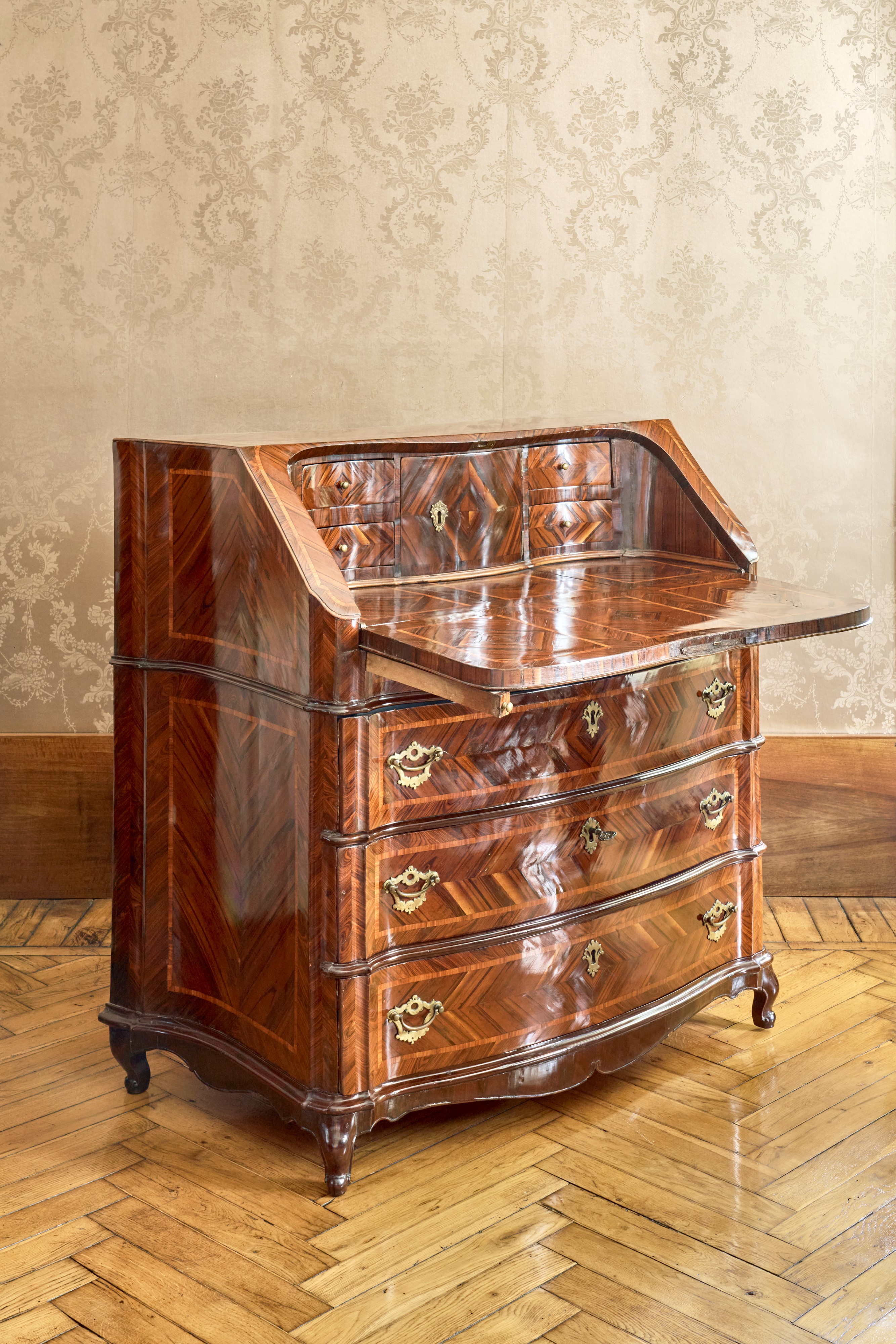 Bureau lastronato e filettato. Venezia, secolo XVIII