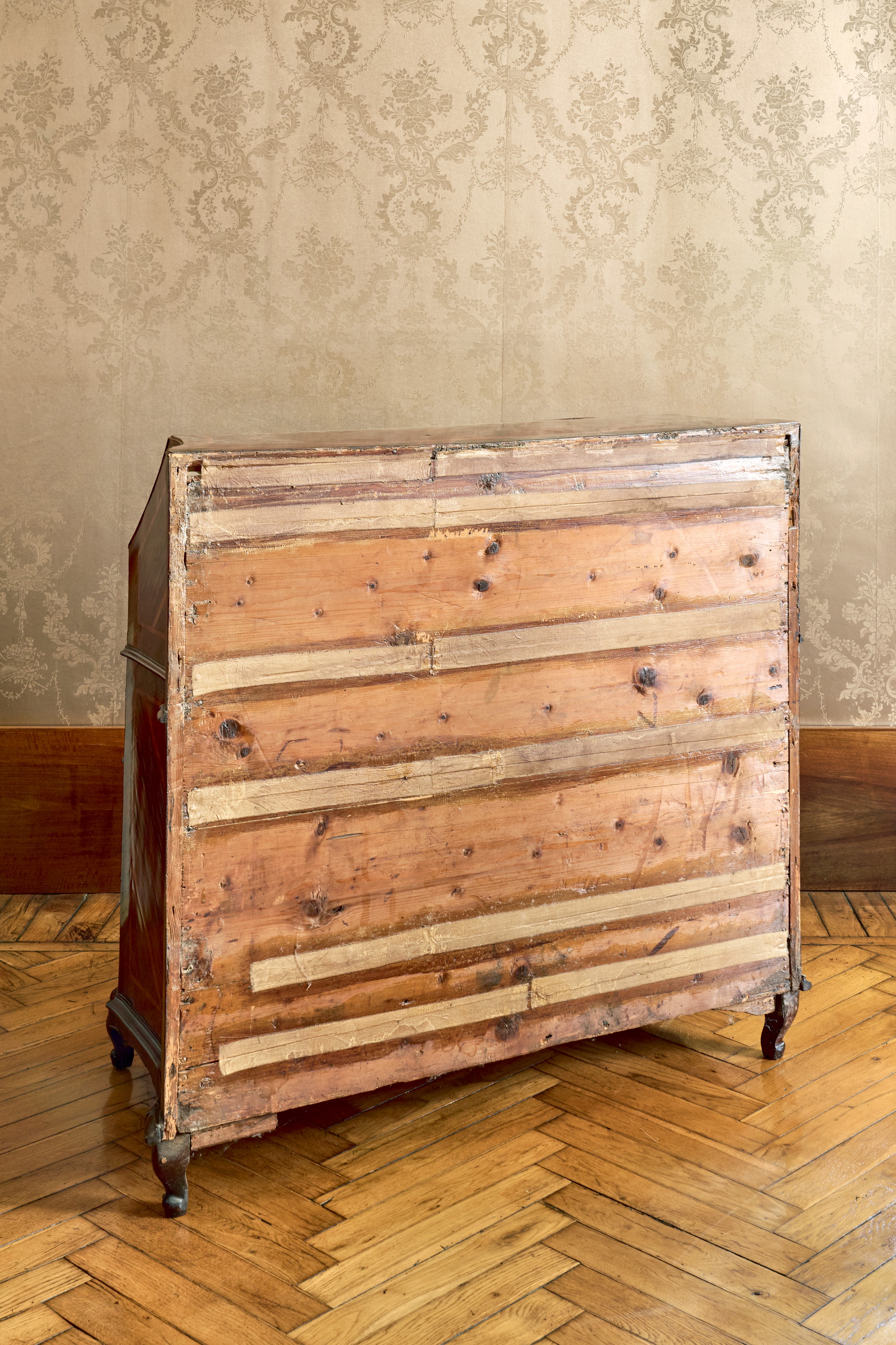 Bureau lastronato e filettato. Venezia, secolo XVIII