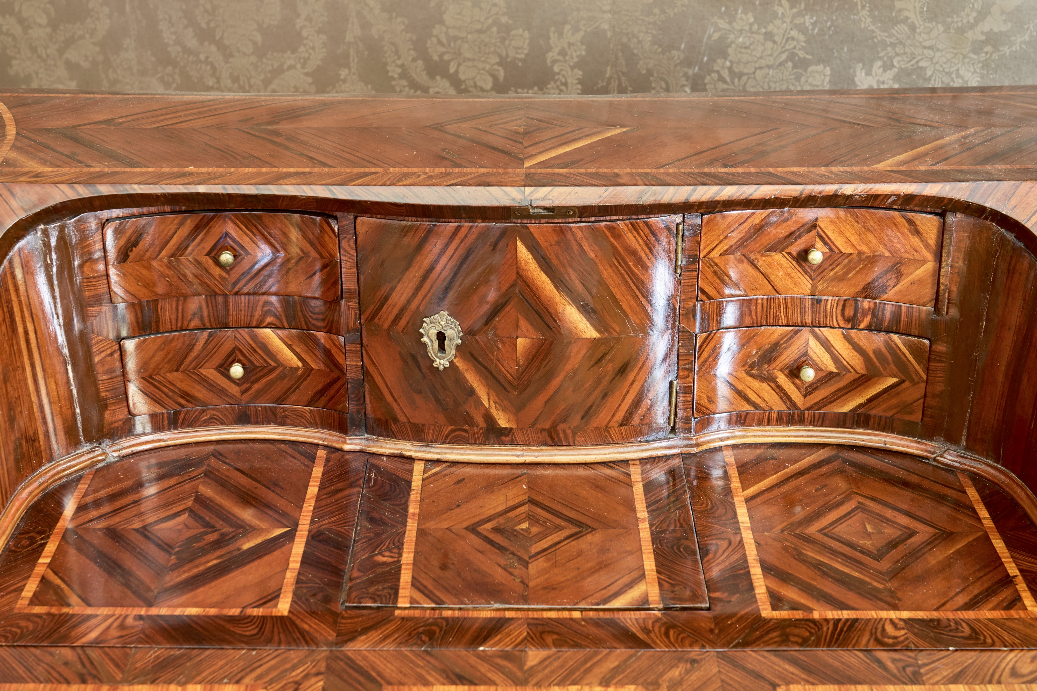 Bureau lastronato e filettato. Venezia, secolo XVIII