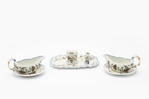 Lotto composto da due salsiere con piatto e un calamaio in maiolica. Nove di Bassano, secolo XVIII