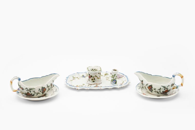 Lotto composto da due salsiere con piatto e un calamaio in maiolica. Nove di Bassano, secolo XVII...