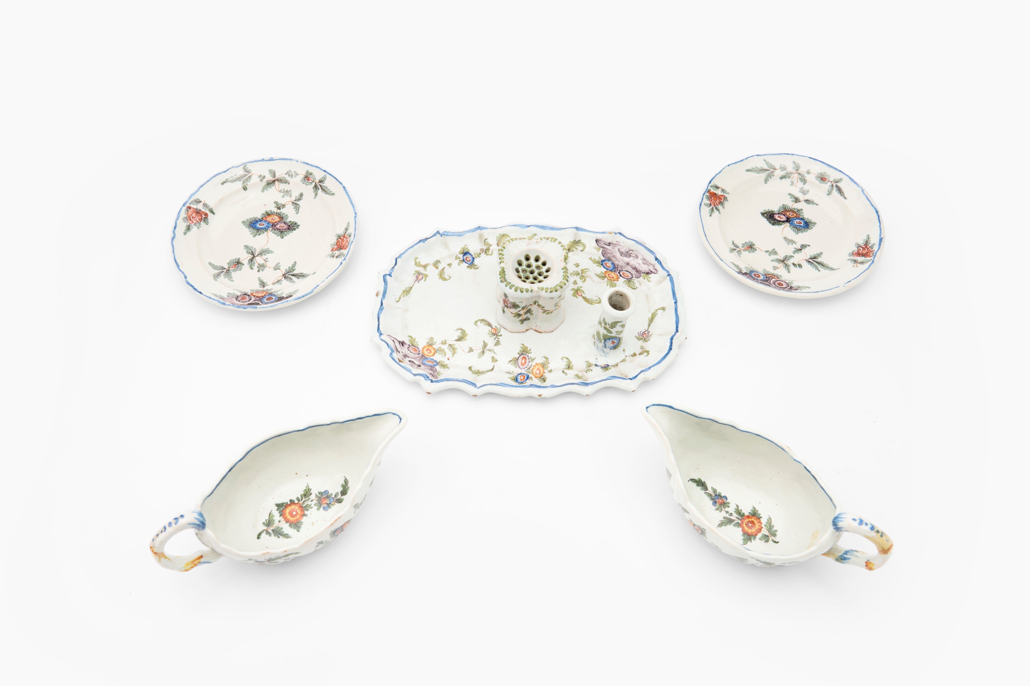 Lotto composto da due salsiere con piatto e un calamaio in maiolica. Nove di Bassano, secolo XVII...