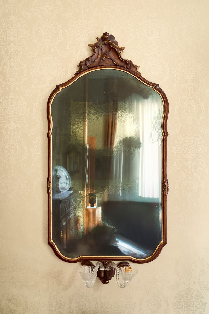 Coppia di eleganti ventole in noce con profili mossi e dorati. Venezia, fine secolo XVIII