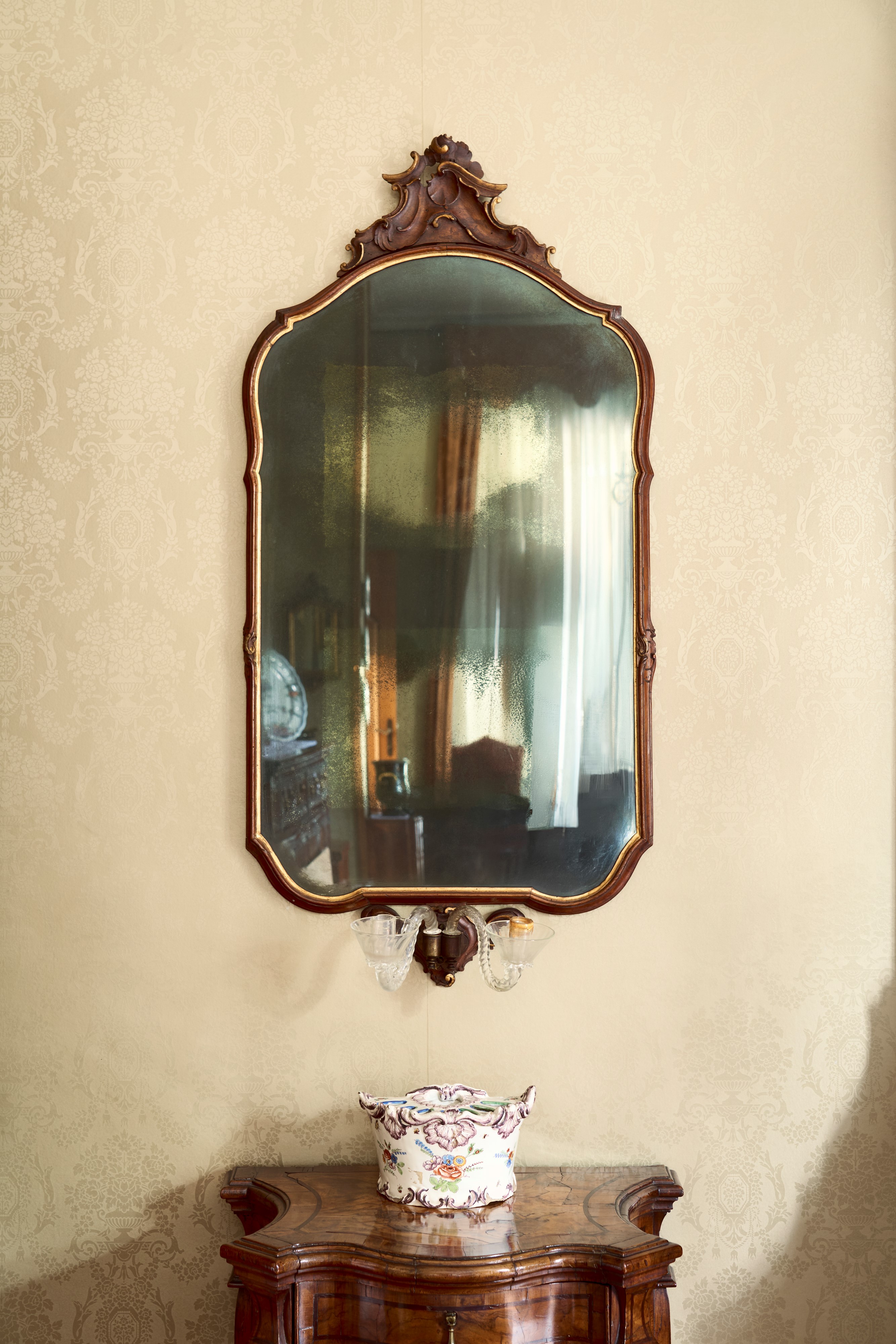 Coppia di eleganti ventole in noce con profili mossi e dorati. Venezia, fine secolo XVIII