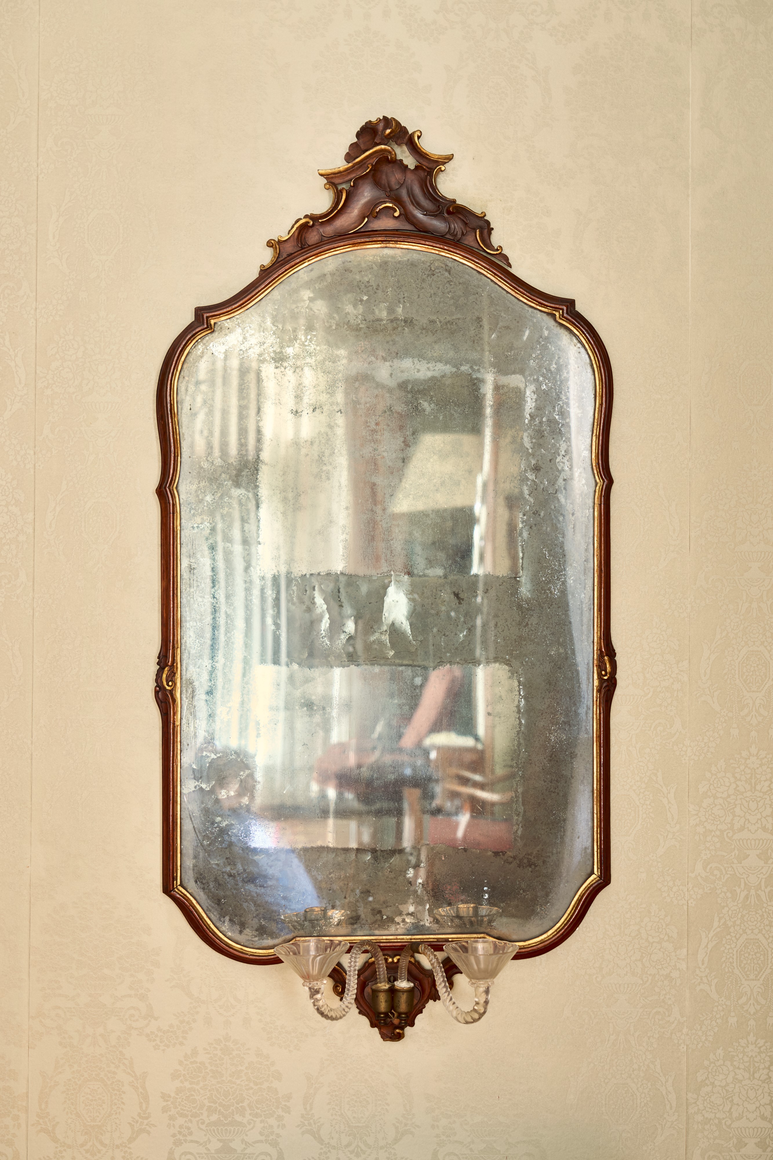 Coppia di eleganti ventole in noce con profili mossi e dorati. Venezia, fine secolo XVIII