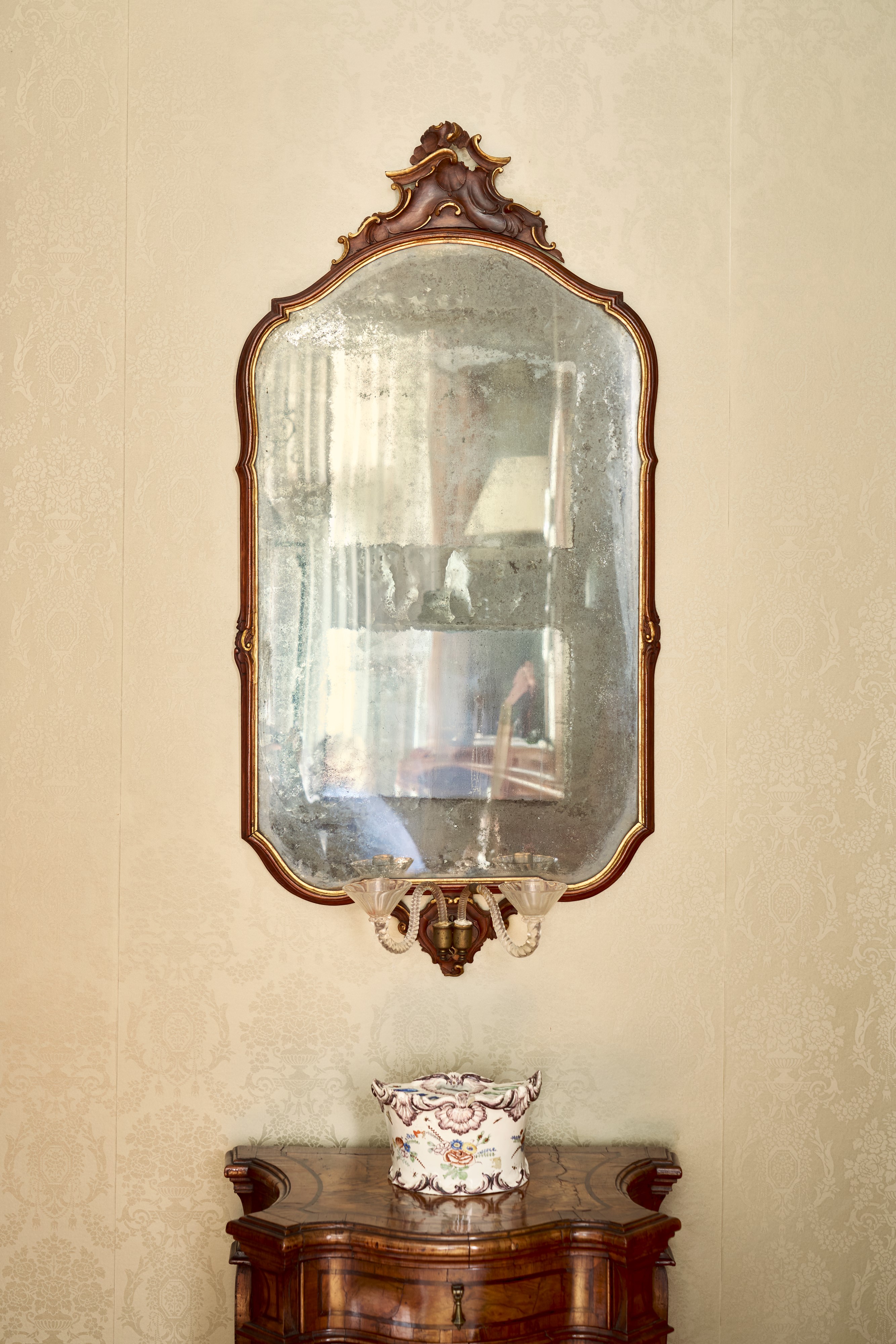 Coppia di eleganti ventole in noce con profili mossi e dorati. Venezia, fine secolo XVIII