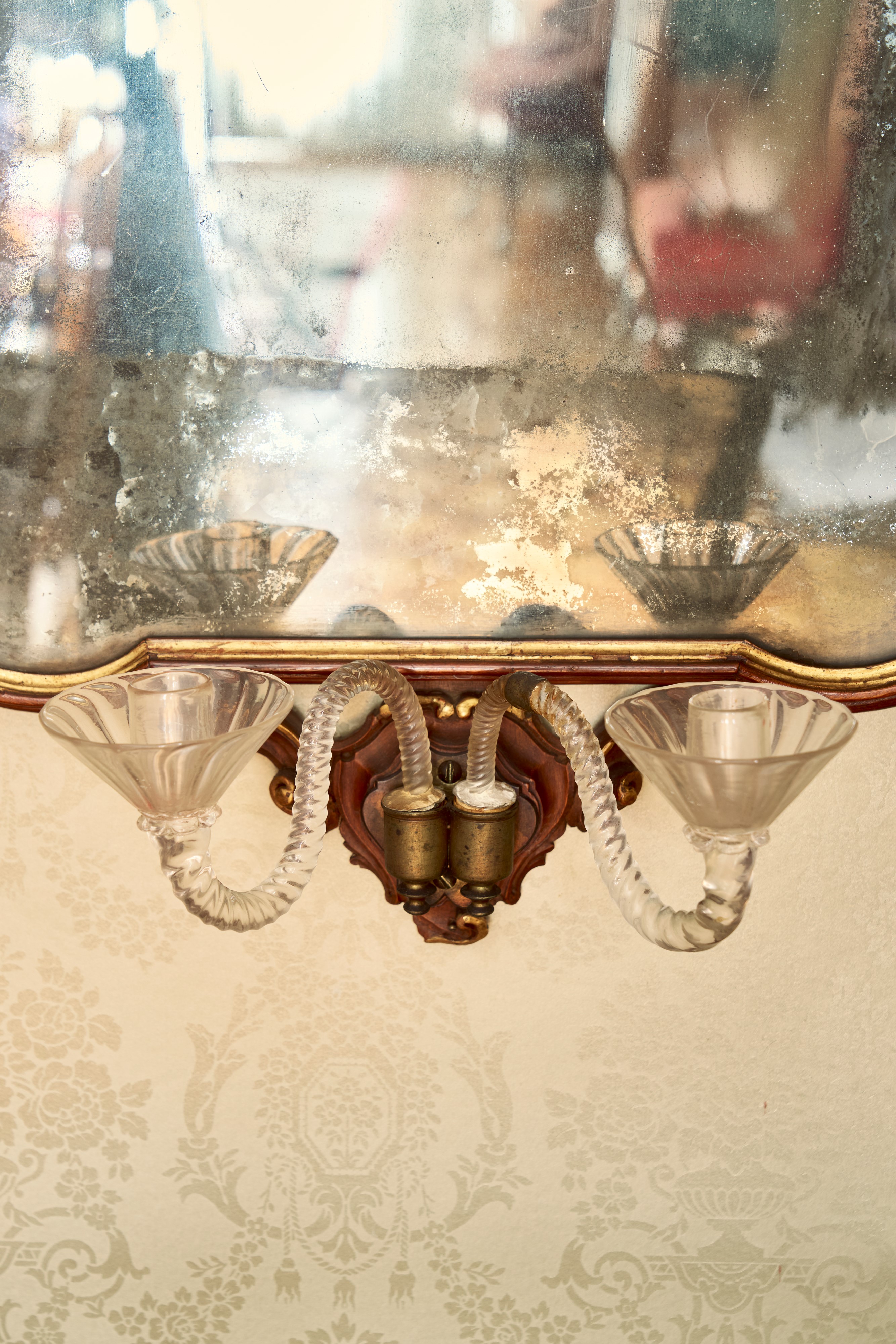 Coppia di eleganti ventole in noce con profili mossi e dorati. Venezia, fine secolo XVIII