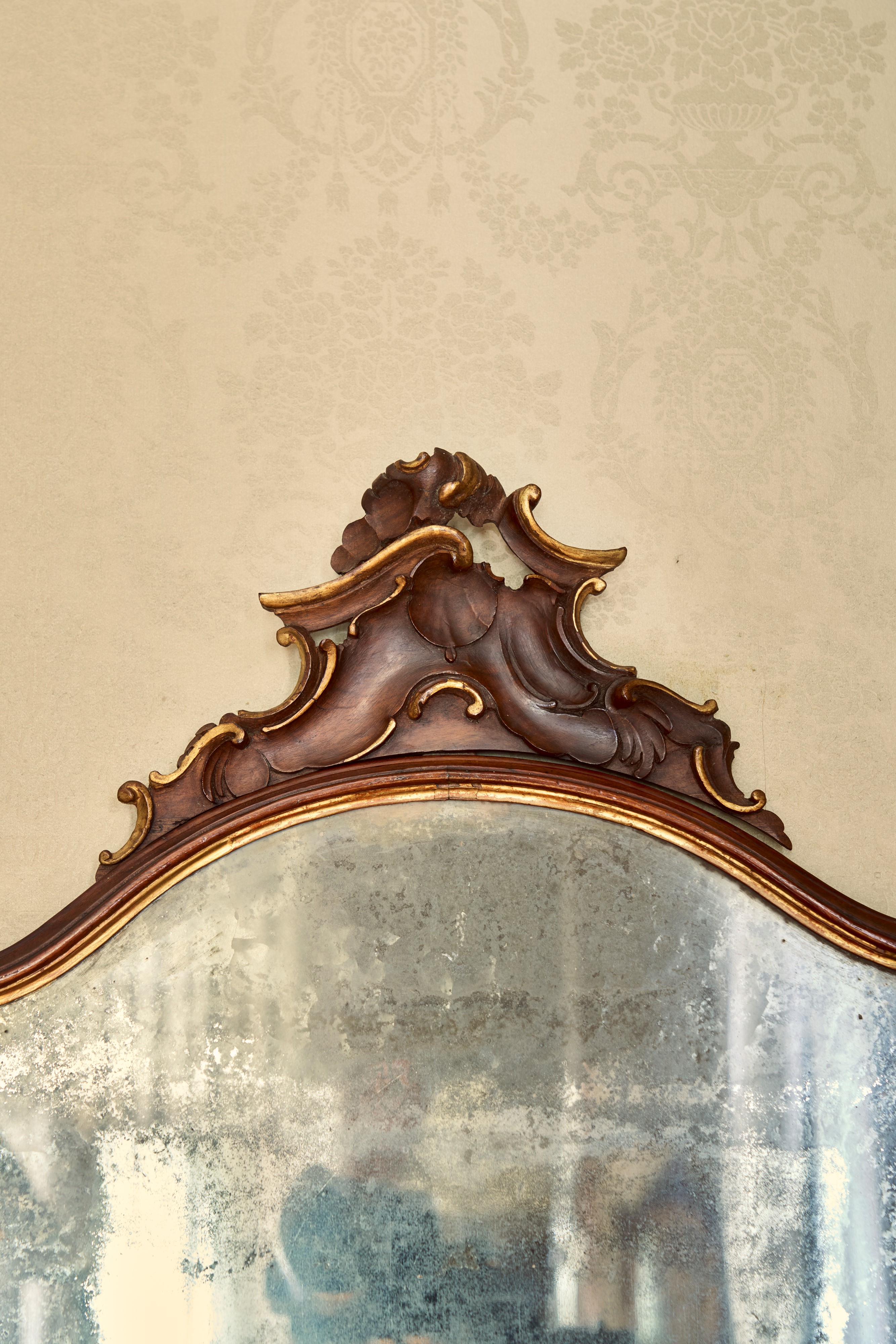 Coppia di eleganti ventole in noce con profili mossi e dorati. Venezia, fine secolo XVIII