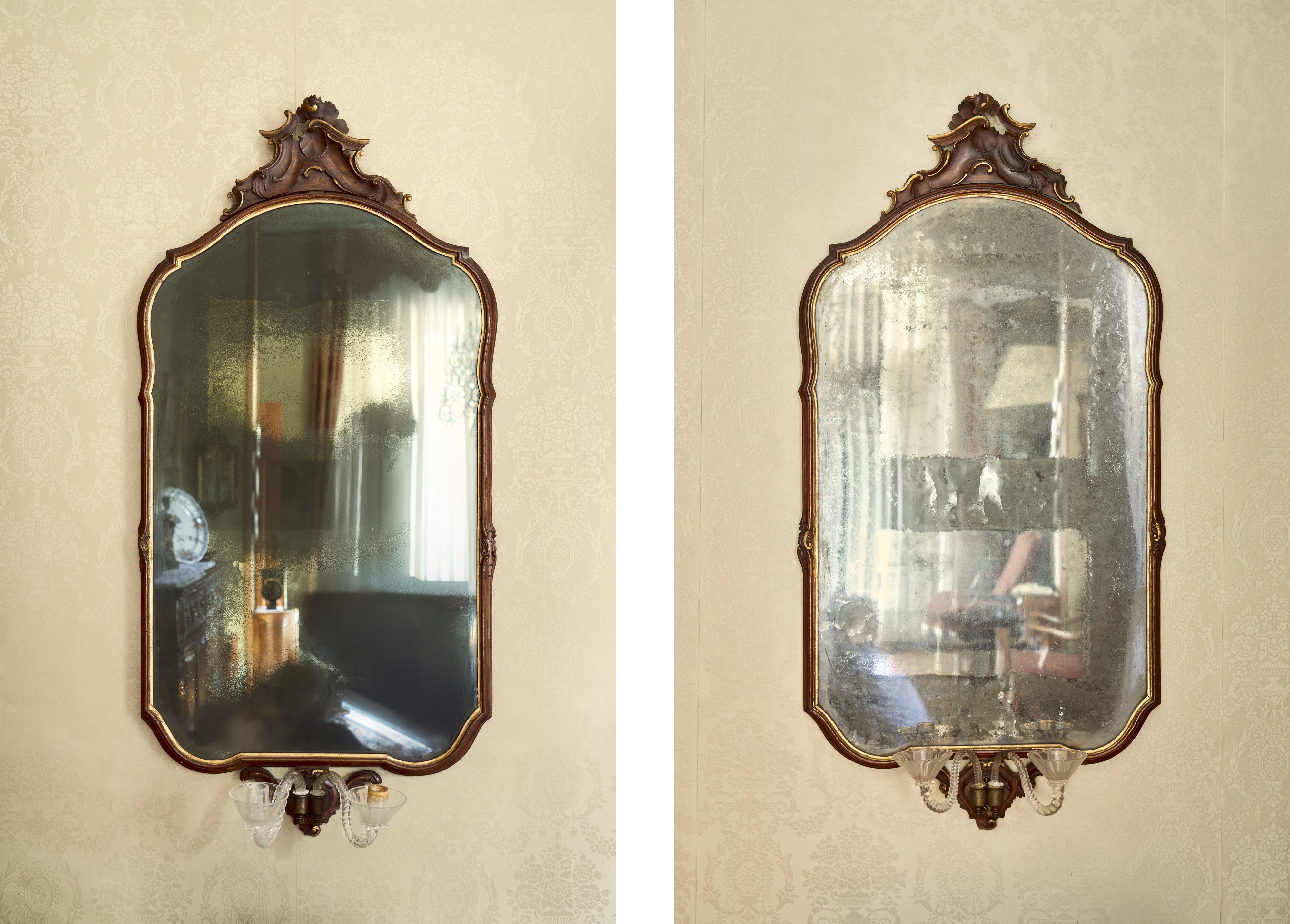 Coppia di eleganti ventole in noce con profili mossi e dorati. Venezia, fine secolo XVIII