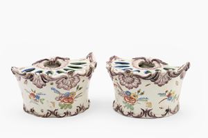 Coppia di fioriere in maiolica policroma. Manifattura di Milano (Fabbrica di Pasquale Rubati) o Lodi, seconda met&agrave; del XVIII secolo