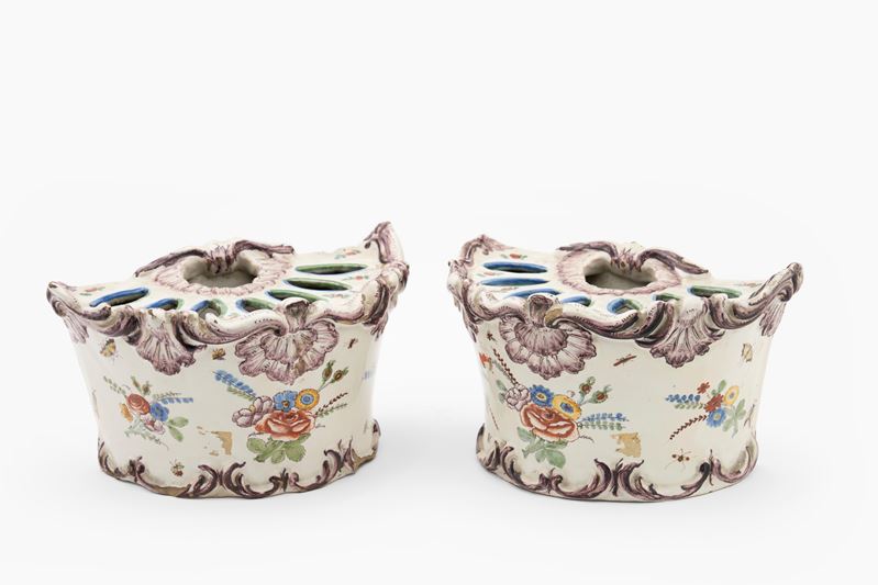 Coppia di fioriere in maiolica policroma. Manifattura di Milano (Fabbrica di Pasquale Rubati) o L...