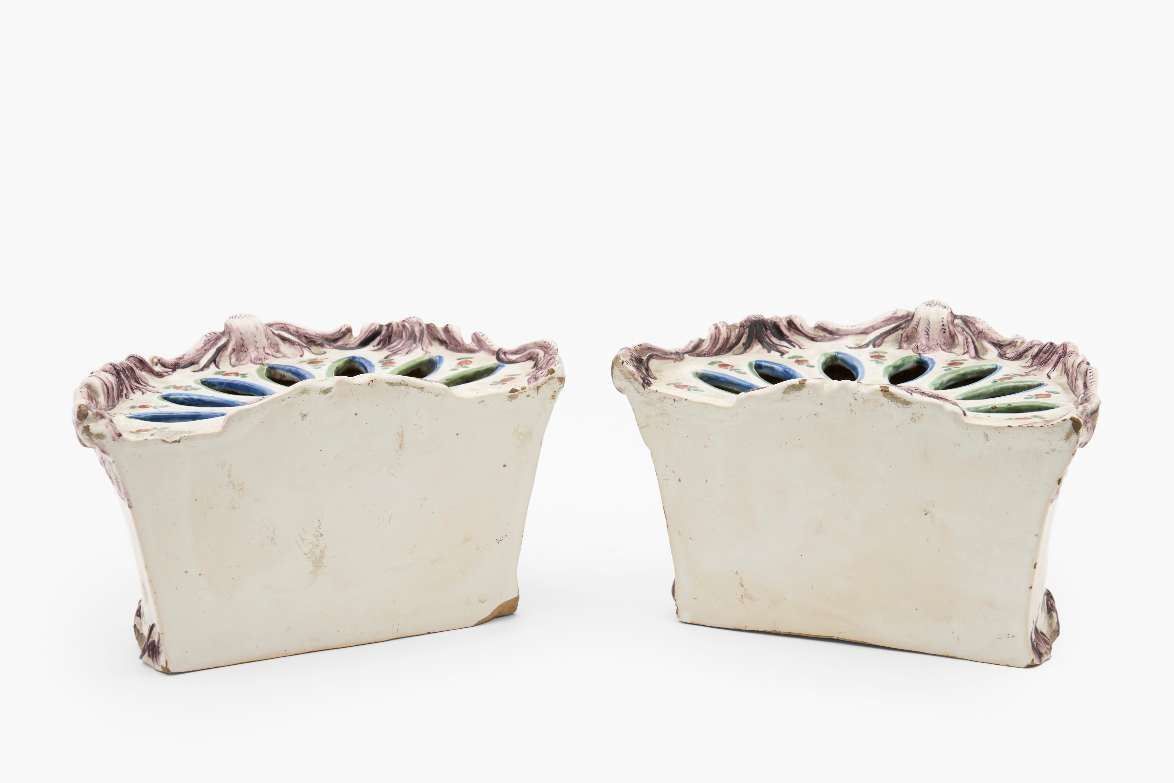 Coppia di fioriere in maiolica policroma. Manifattura di Milano (Fabbrica di Pasquale Rubati) o L...