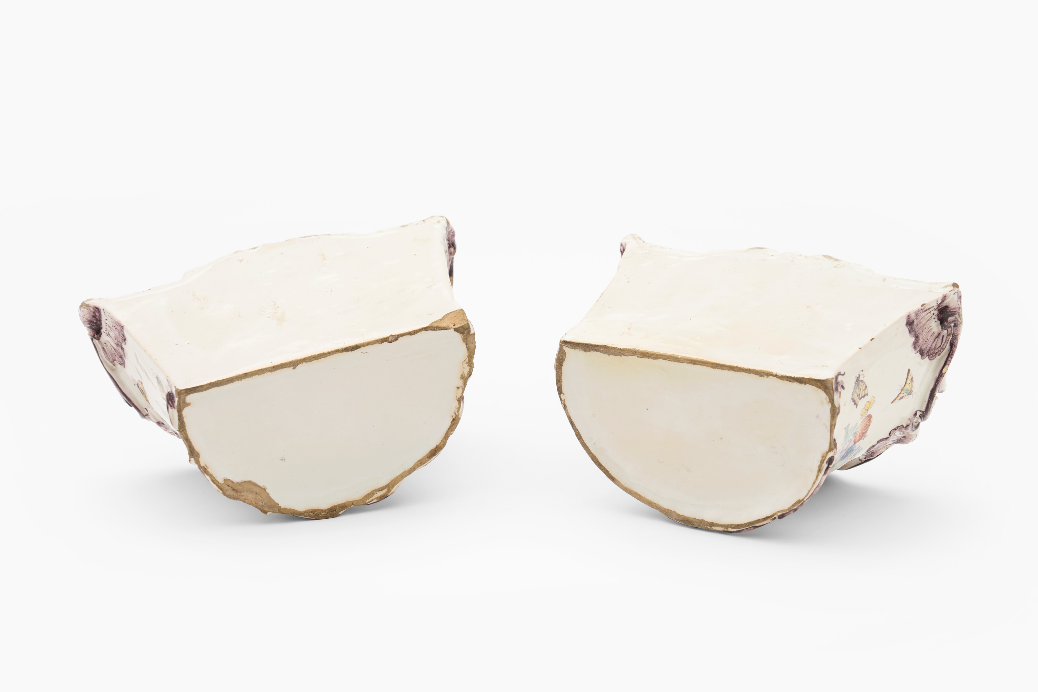 Coppia di fioriere in maiolica policroma. Manifattura di Milano (Fabbrica di Pasquale Rubati) o L...