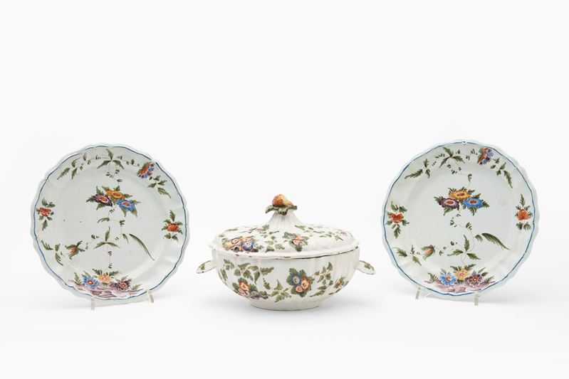 Lotto composto da due piatti e una zuppiera con coperchio in maiolica policroma. Manifattura Anto...
