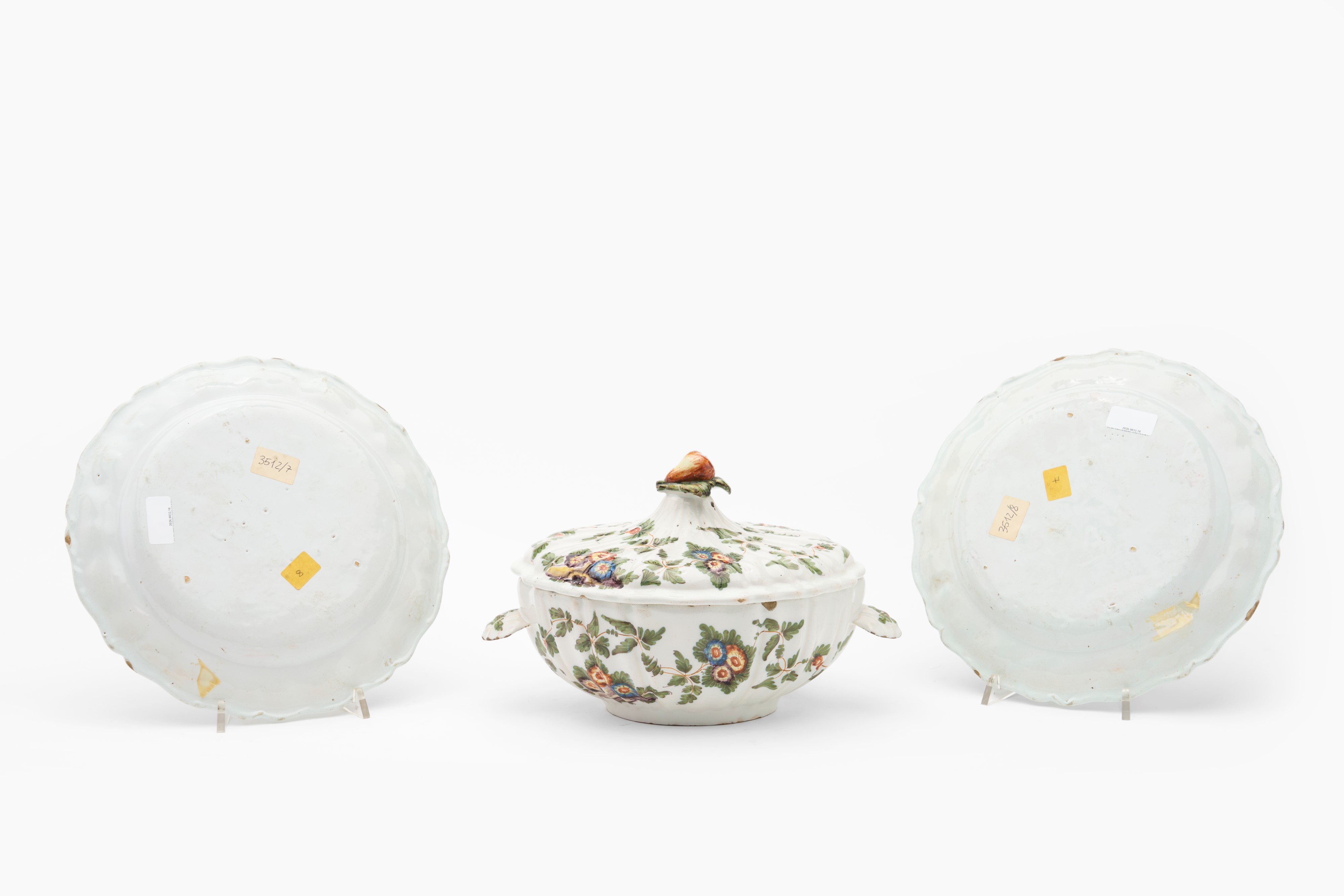 Lotto composto da due piatti e una zuppiera con coperchio in maiolica policroma. Manifattura Anto...