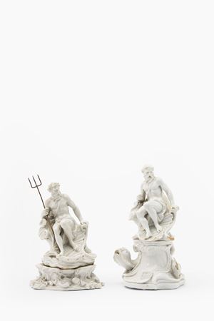 Due sculture in porcellana bianca raffiguranti Nettuno. Venezia, secolo XVIII