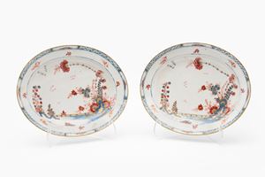 Coppia di piatti ovali in porcellana decorati all'orientale a motivi floreali e lumeggiati in oro. Manifattura di Cozzi, Venezia, seconda met&agrave; secolo XVIII.